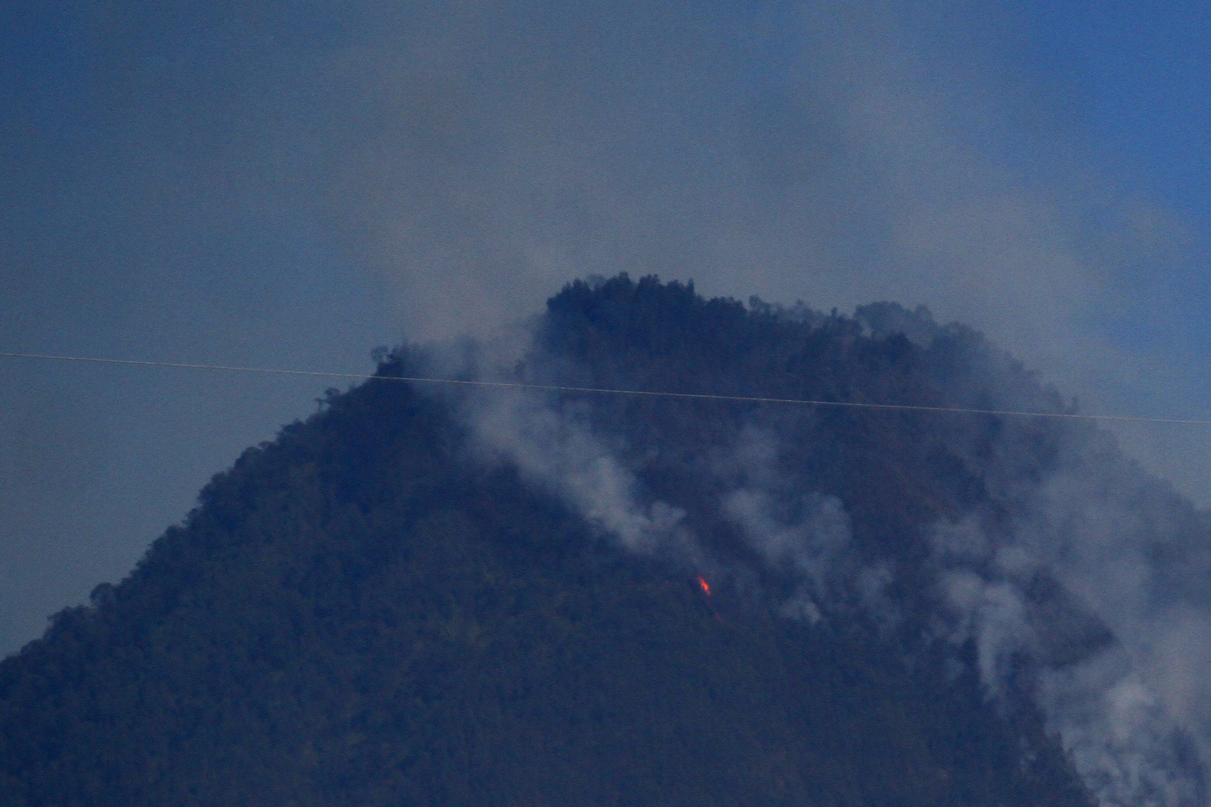 Titik api terlihat di Gunung Panderman, Kota Batu, Jawa Timur 