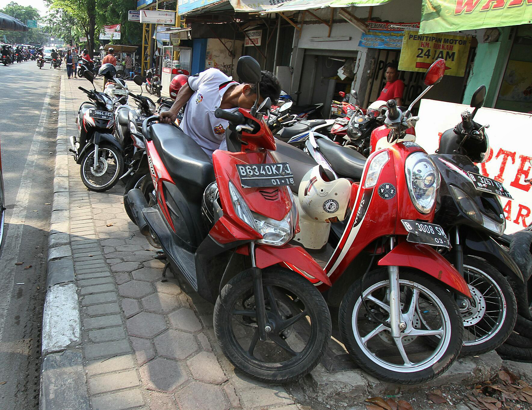 Parkir tepi jalan di Kota Bekasi