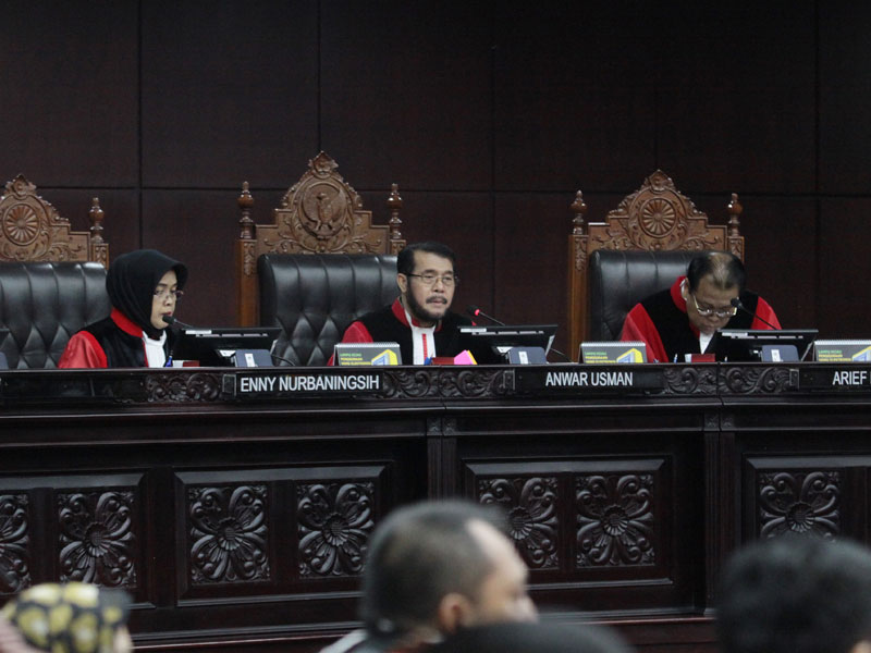 Ketua MK Anwar Usman didampingi dua hakim konstitusi Enny Nurbaningsih  dan Arief Hidayat memimpin sidang pendahuluan sengketa hasil Pemilu.
