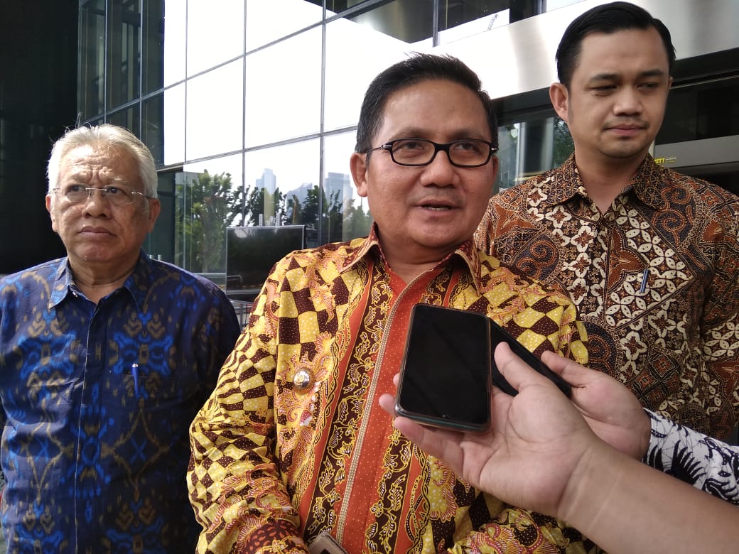 Wali Kota Gorontalo Marten Taha (tengah) dan Wakil Wali Kota Gorontalo Ryan Kono (kanan) melaporkan LHKPN ke KPK, Senin (1/7).