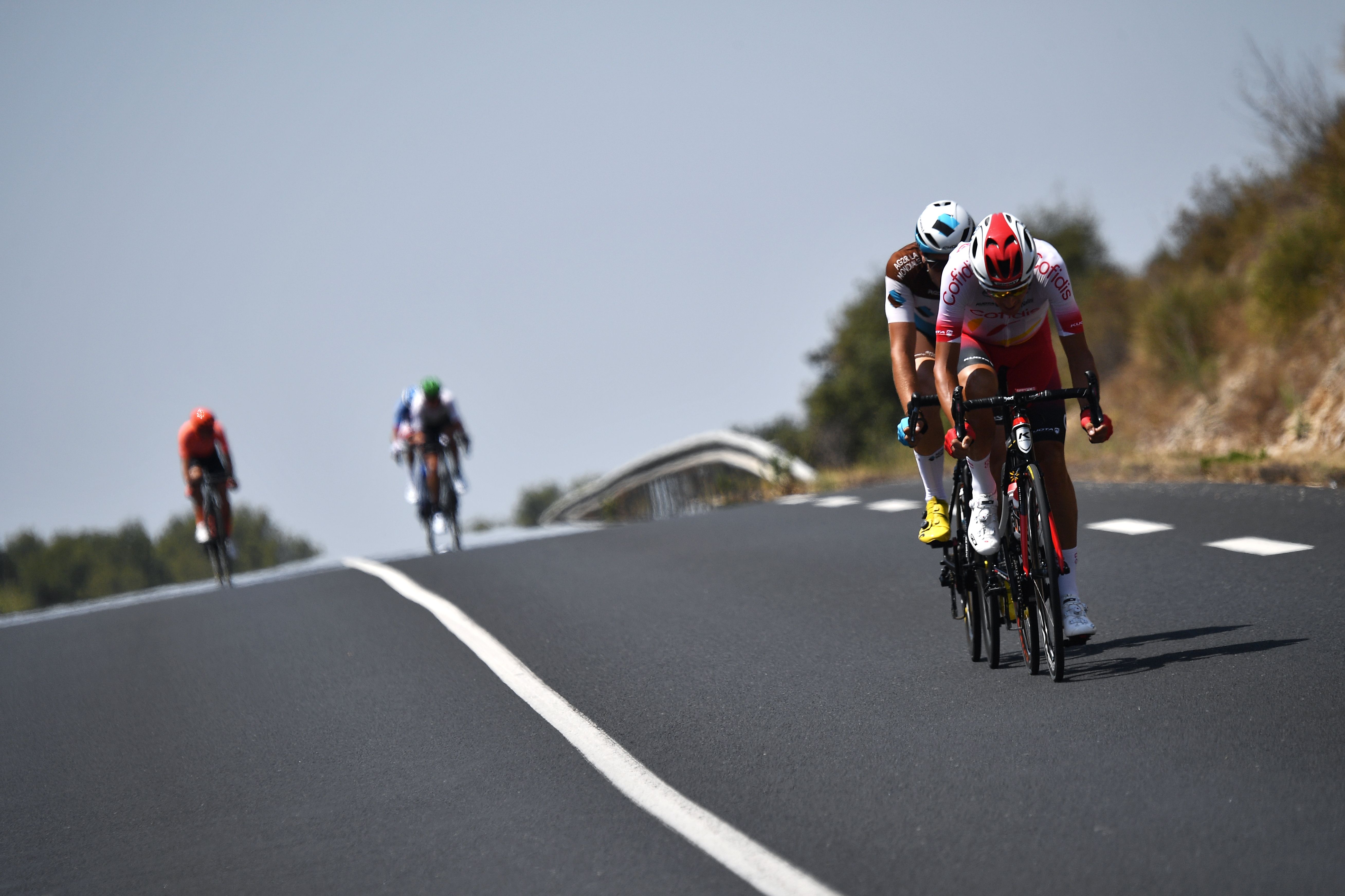 Para pembalap tengah menempu etape ke-16 lomba balap sepeda Tour de France.