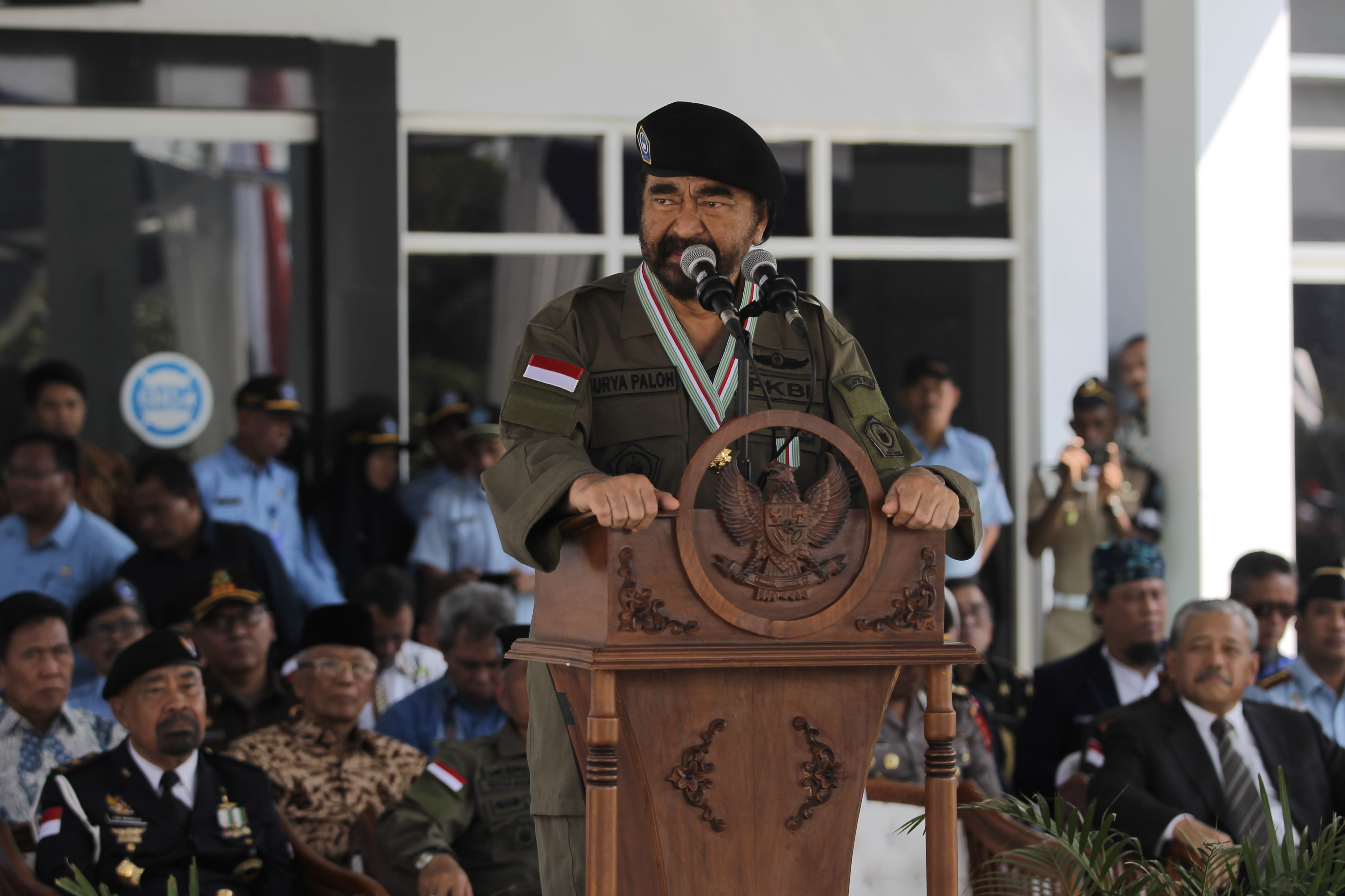 Surya Paloh menerima lencana revolusi mental, Kamis (18/7).