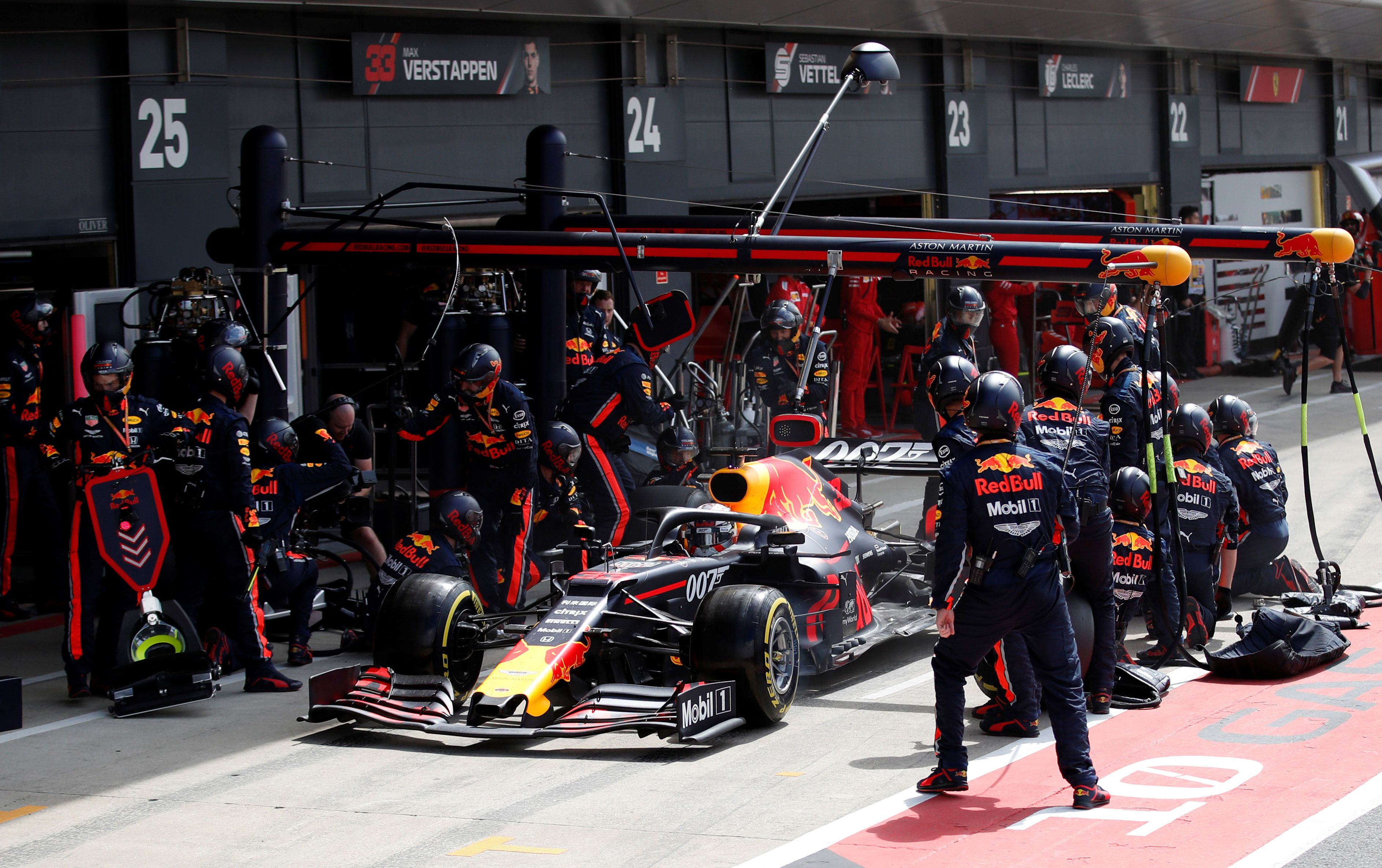 Pembalap Red Bull Max Verstappen melakukan pit stop.