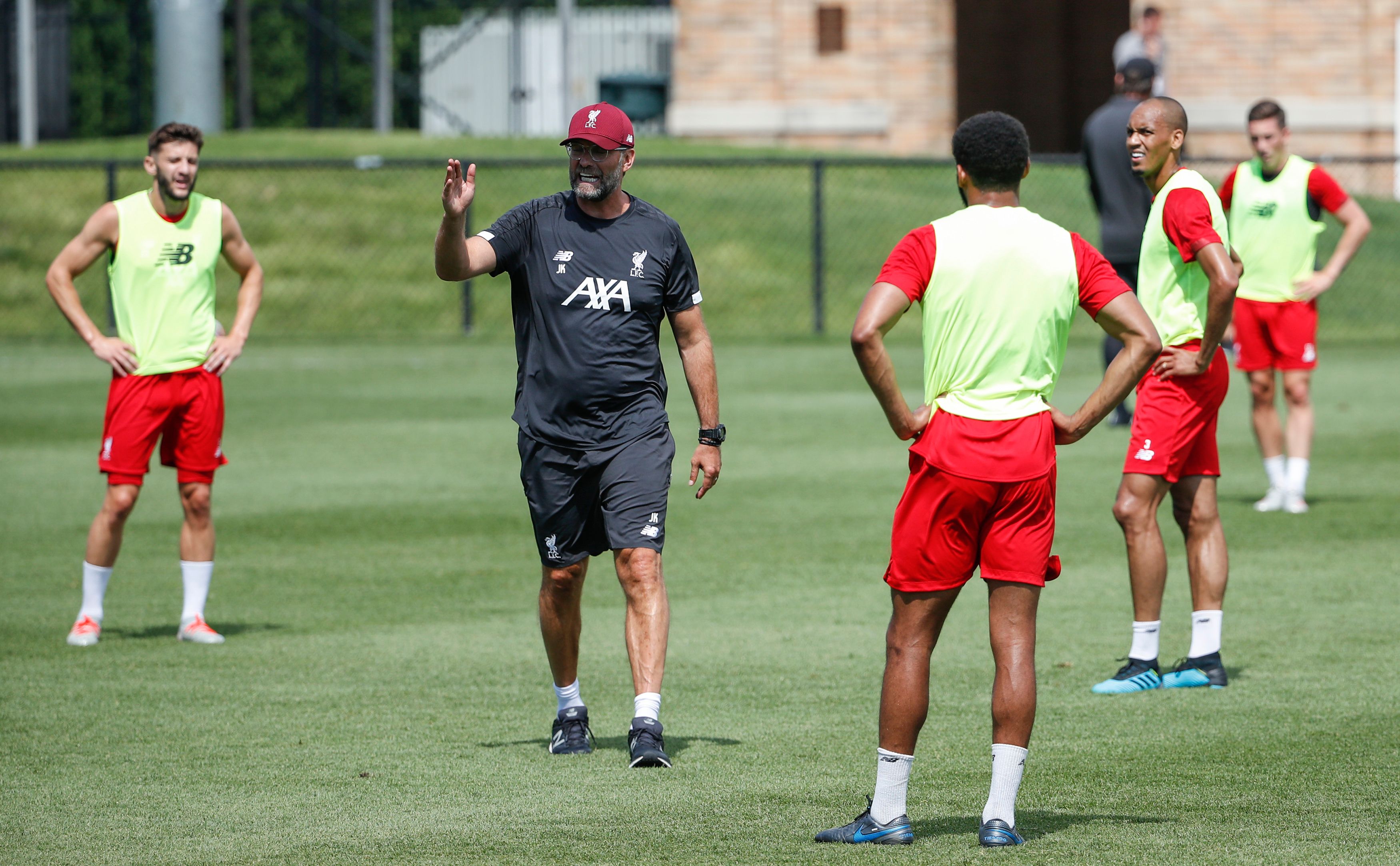 Jurgen Klopp (tengah).