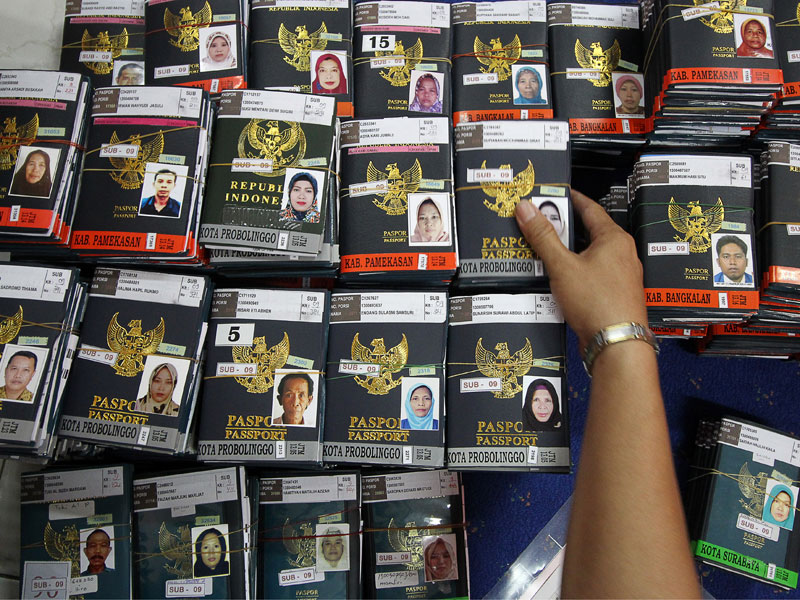Petugas menyiapkan dokumen paspor dan visa jemaah calon haji (JCH) .