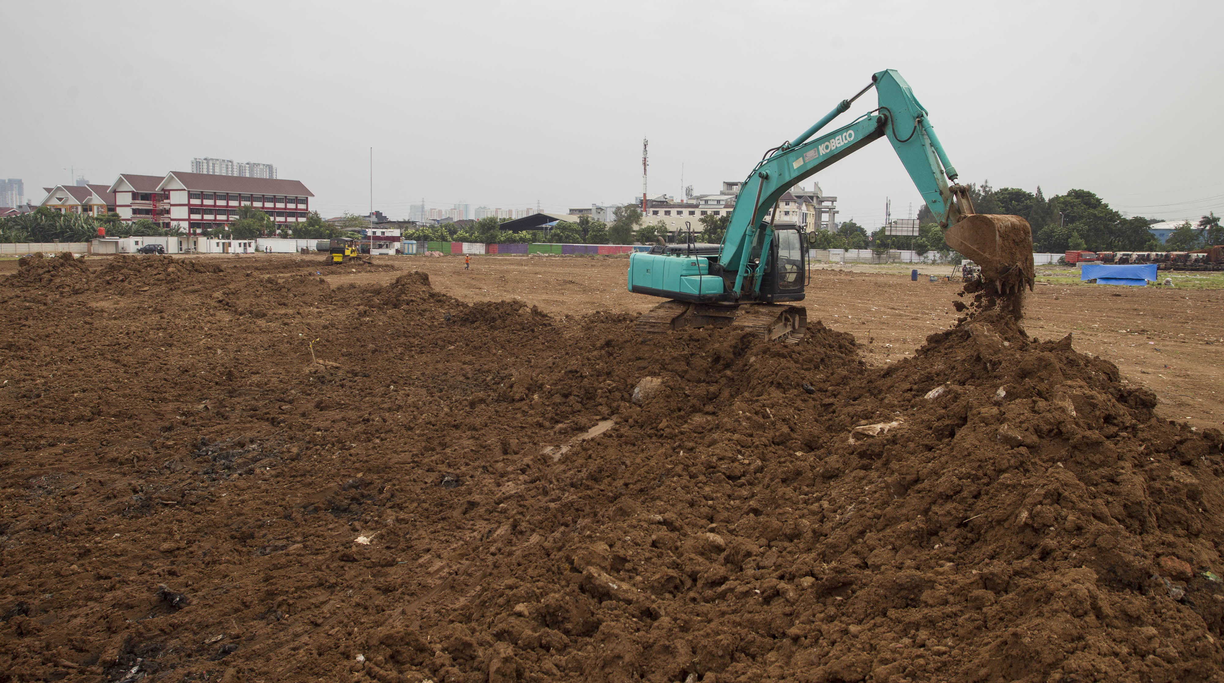 SENGKETA LAHAN STADION BMW: Sejumlah alat berat dikerahkan untuk melakukan pemerataan tanah pada area proyek pembangunan stadion BMW, Jakart