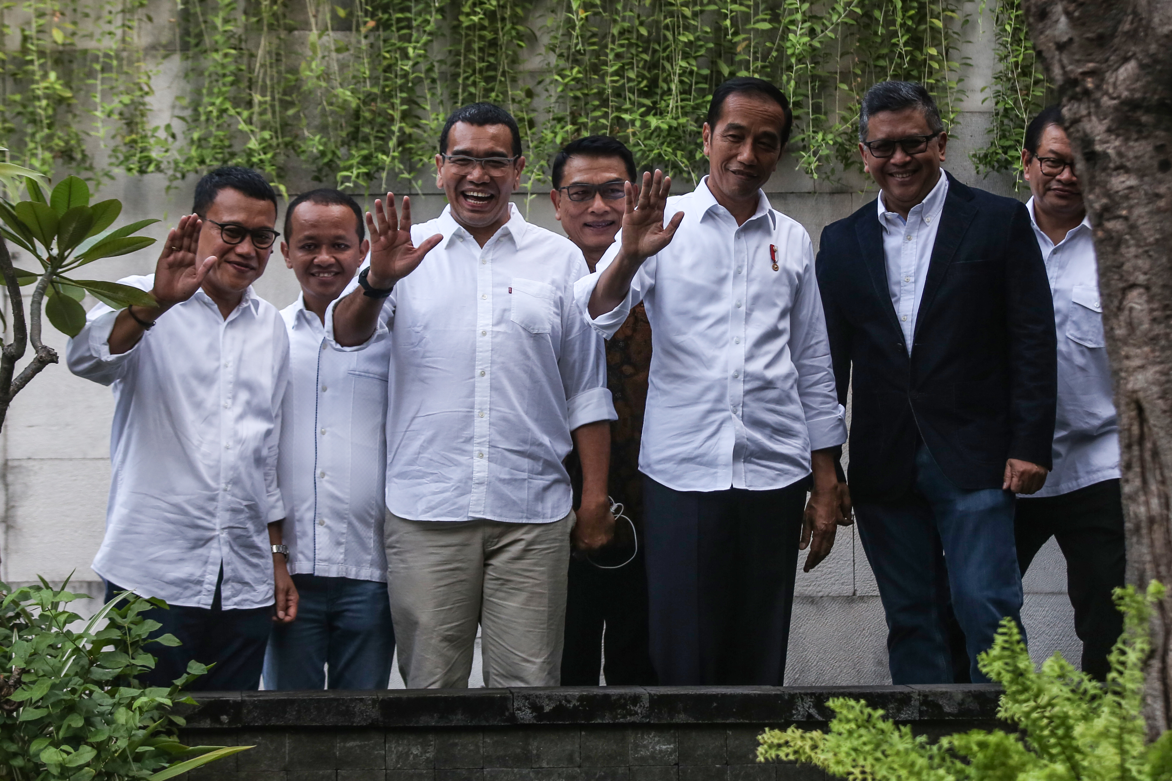 Presiden terpilih periode 2019-2024 Joko Widodo (ketiga kanan) berfoto dengan sejumlah petinggi Tim Kampanye Nasional 