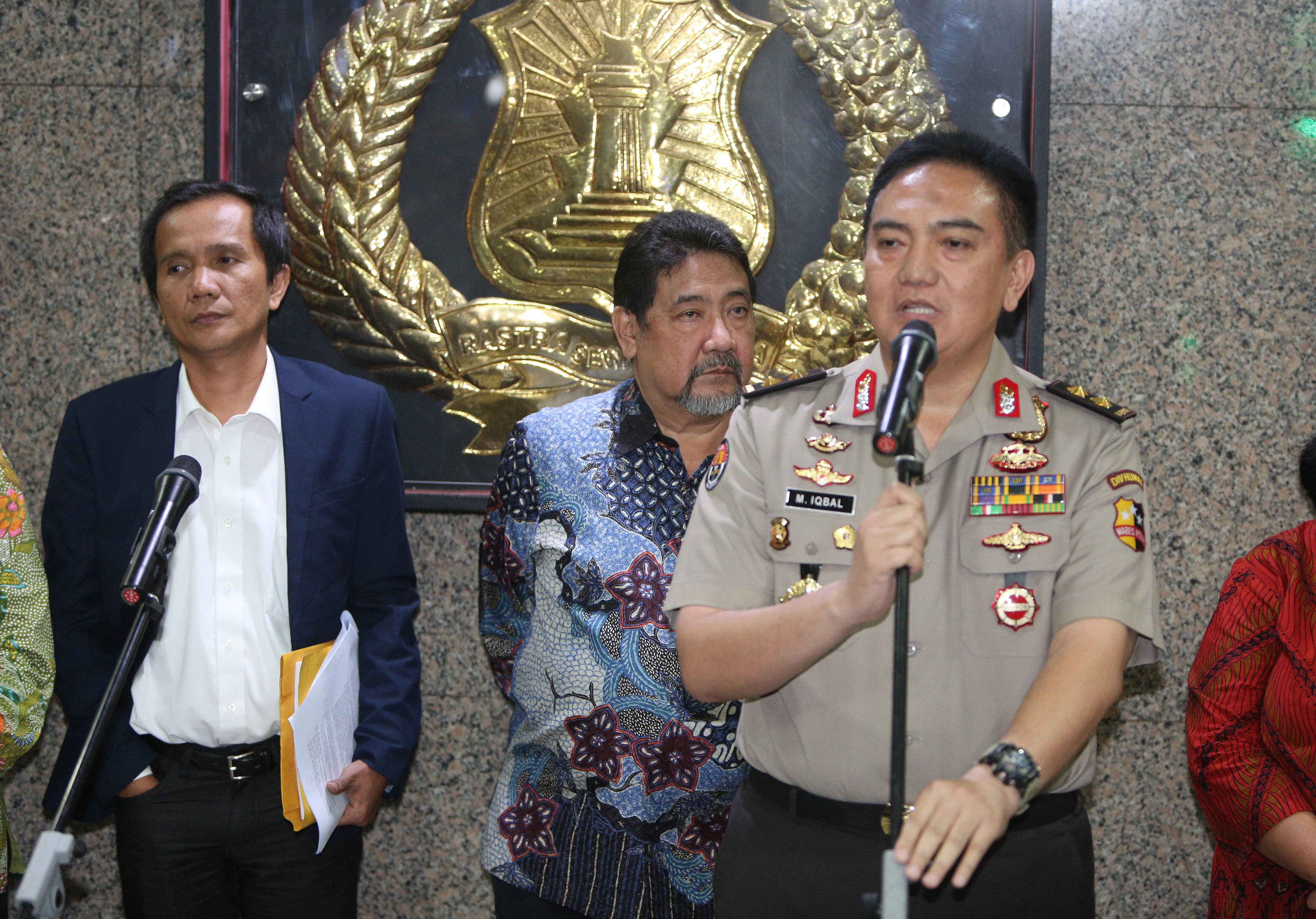 Kadiv Humas Polri Irjen Pol M. Iqbal (kanan) memberikan keterangan pers dengan Tim Gabungan Pencari Fakta (TGPF).