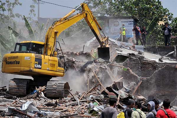 Warga menolak penggusuran Jalan Bougenvile Raya RT 001/011, Kelurahan Jakasampurna, Kecamatan Bekasi Barat, Kota Bekasi.