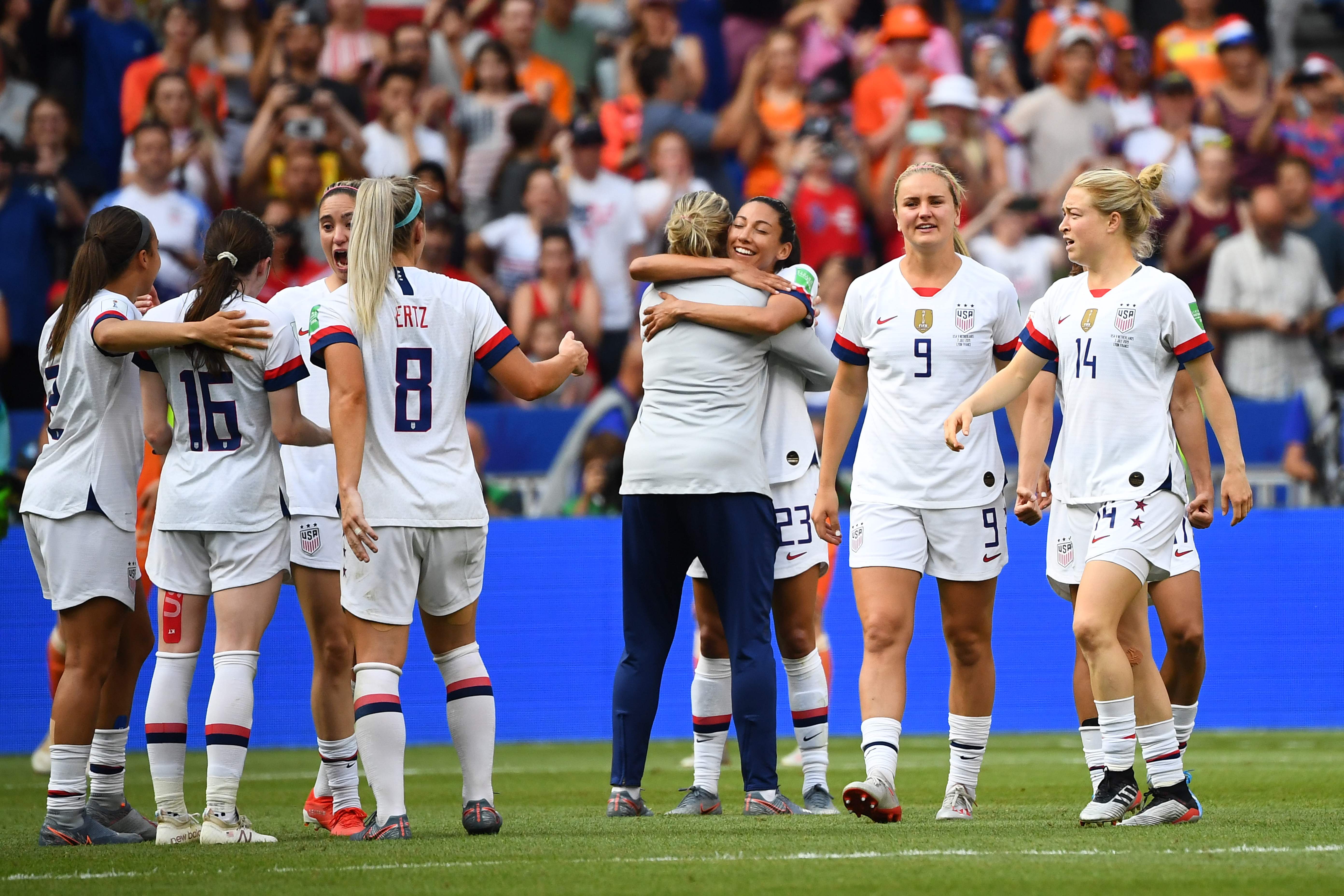 Pemain AS merayakan gelar juara Piala Dunia Wanita di Prancis