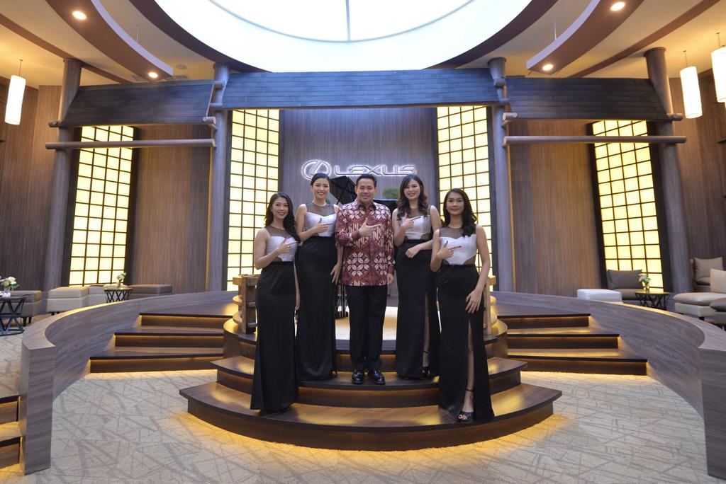 Gm Lexus Indonesia Adrian Tirtadjadja bersama Lexus Lady di GIIAS 2019