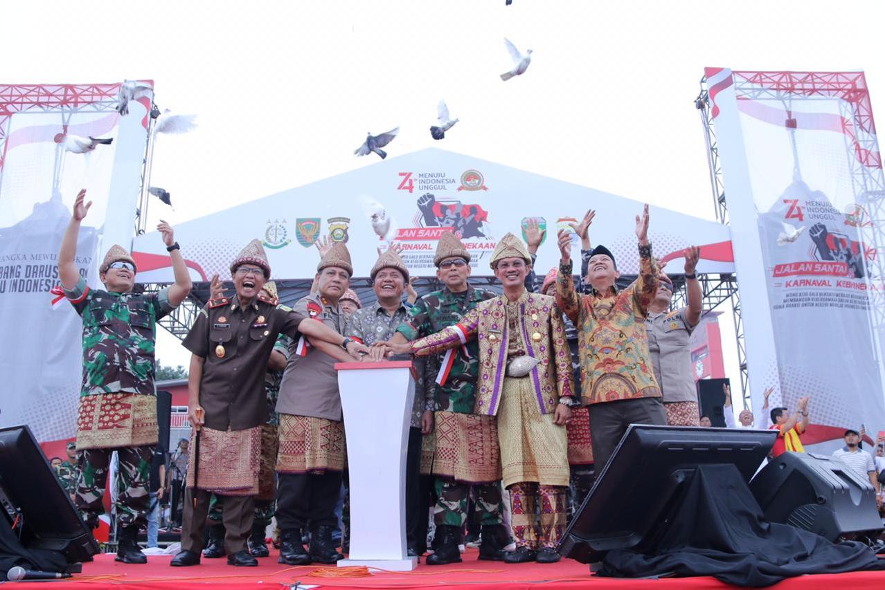 Kemeriahan saat kegiatan karnaval kebhinekaan merawat kebersamaan dan kebhinnekaan.