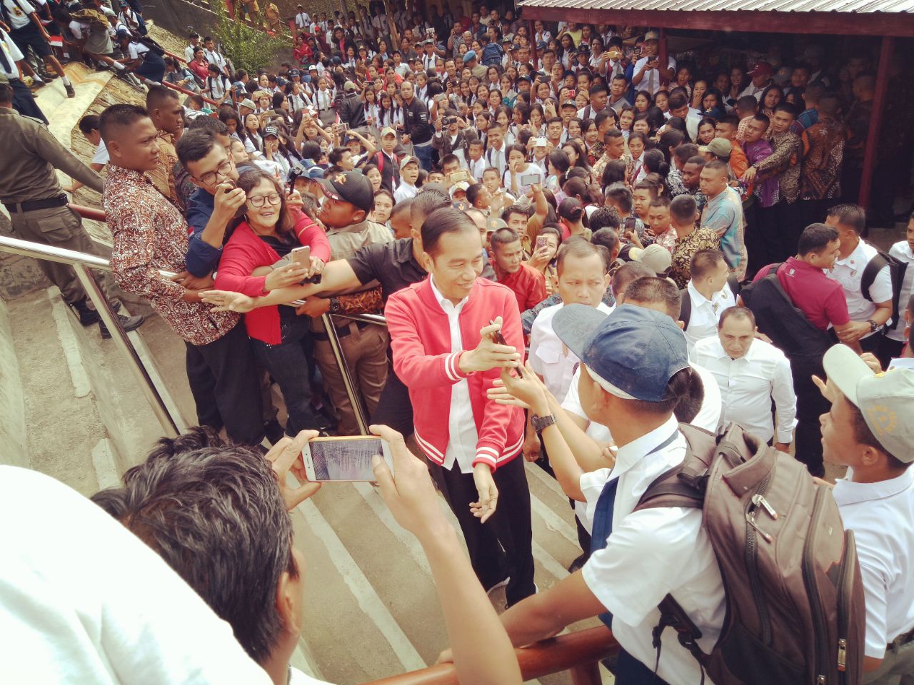 Kerumunan massa menghampiri Jokowi saat menuju obyek wisata regili Salib Kasih Siatasbarita, Selasa (30/7)