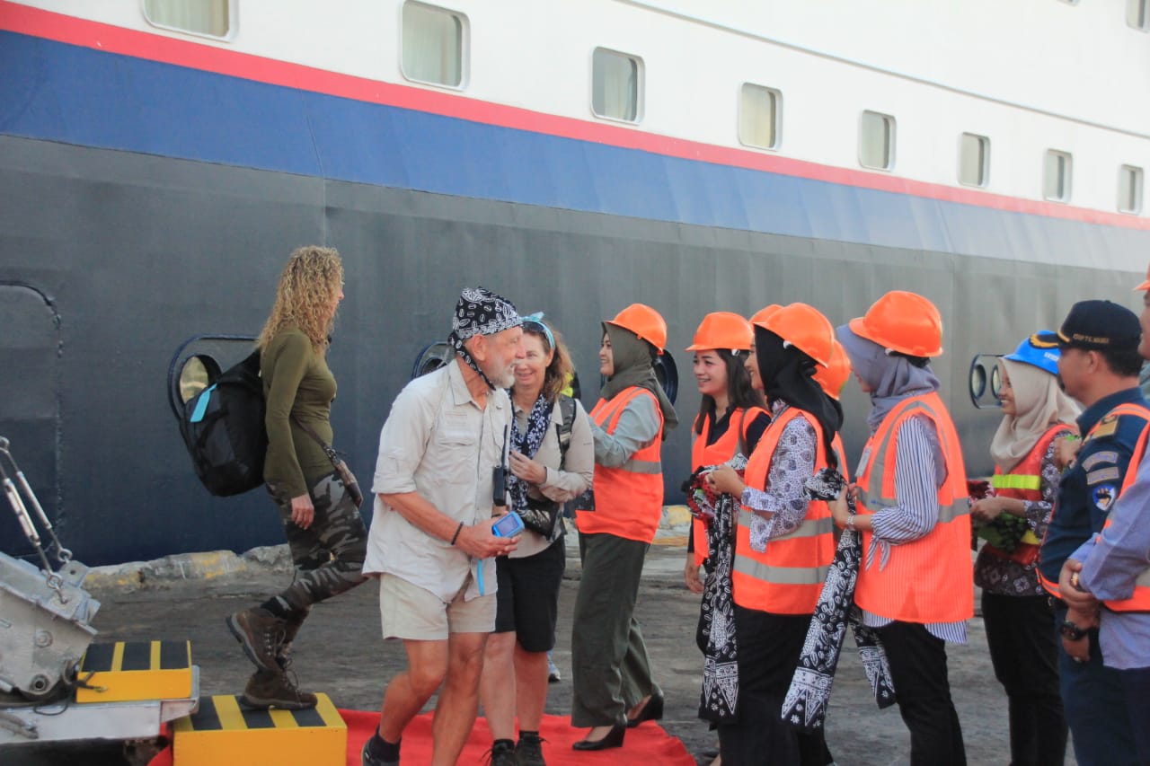 Kapal Pesiar MV Silver Discoverer di Pelabhuan TanjungWangi Banyuwangi: 