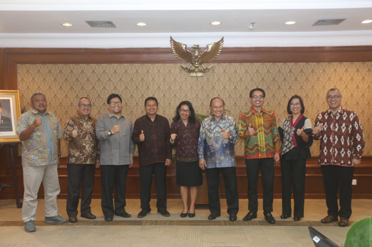 Asisten Bidang Ekonomi dan Pembangunan Setda Kabupaten Gianyar, I Made Suradnya dalam sesi foto.