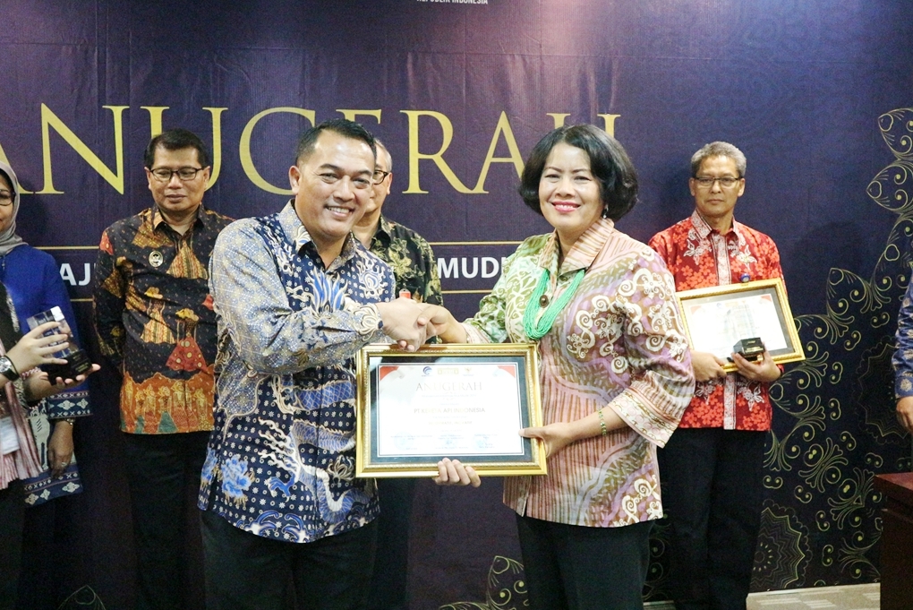 VP Public Relations KAI Edy Kuswoyo (kiiri) menerima penghargaan Anugerah Manajemen Informasi Arus Mudik 2019 untuk PT KAI (Persero).