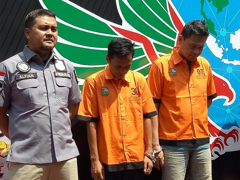 Pemasok narkoba yang dikonsumsi pelawak Tri Retno Prayudati alias Nunung, IP (kiri) dan E (kanan). 