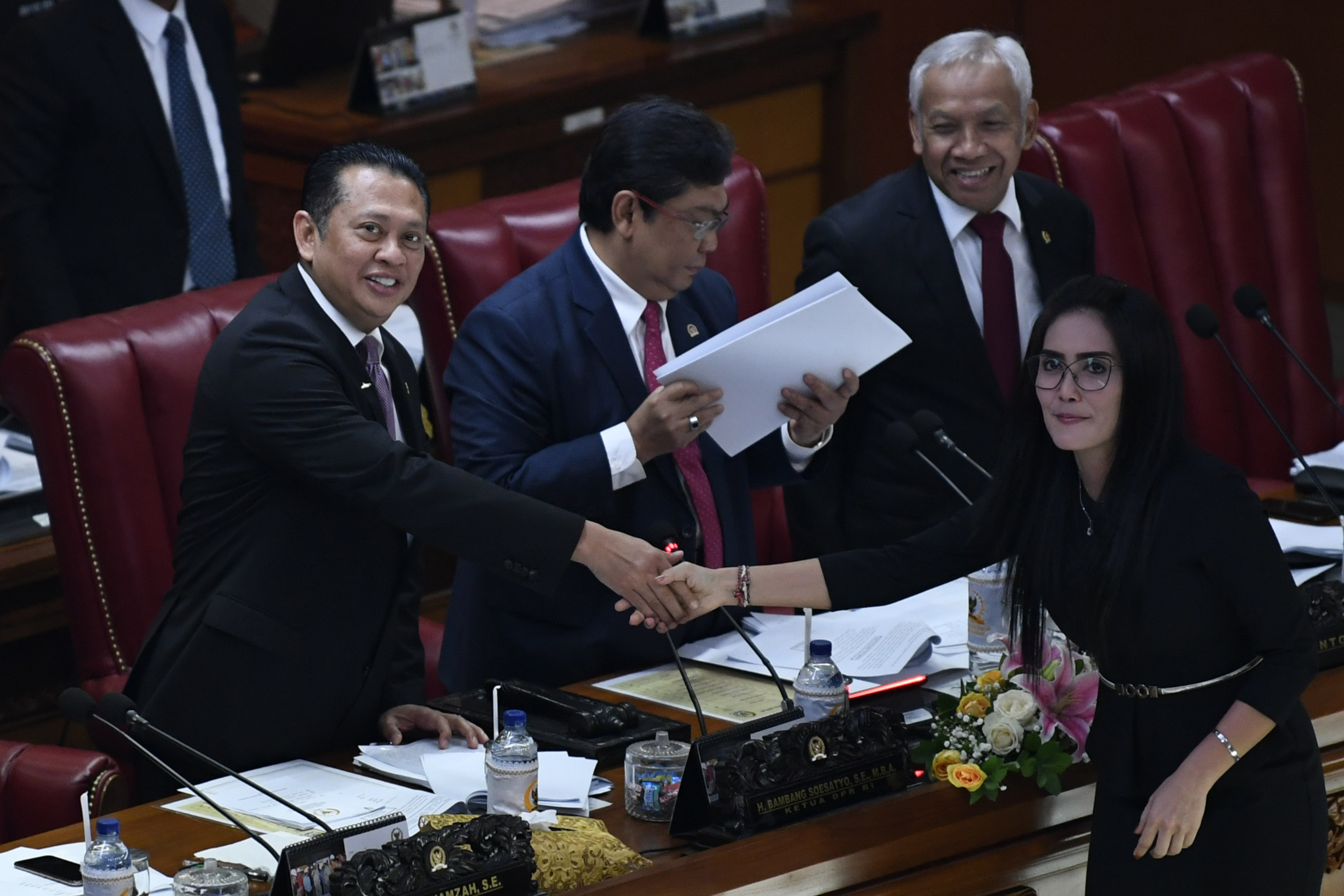 Ketua DPR Bambang Soesatyo (kiri) menerima laporan akhir Pansus Pelindo II dari Ketua Pansus Panitia Angket DPR, Rieke Diah Pitaloka