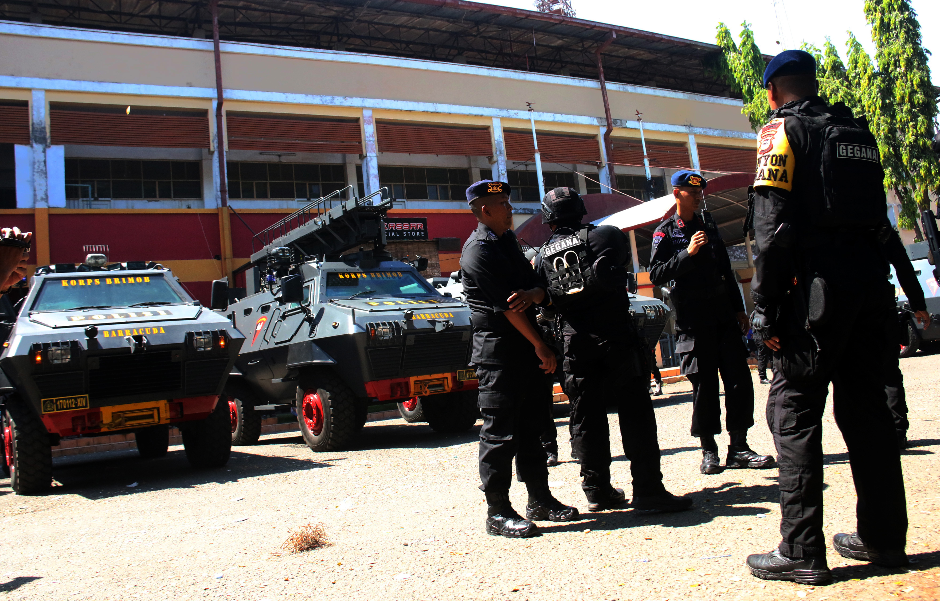 Anggota kepolisian berjaga untuk mengamankan leg kedua final Piala Indonesia 2019 di Stadion Andi Mattalatta, Makassar, Minggu (28/7)