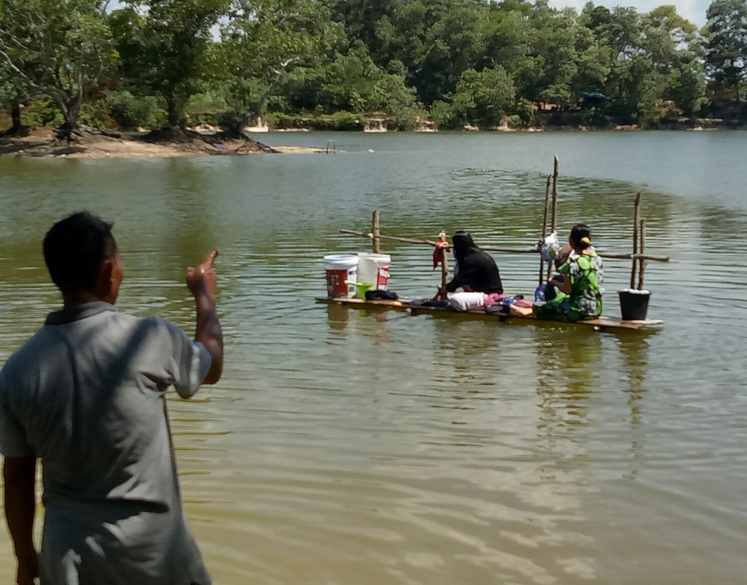 Untuk mandi dan cuci masyarakat pedesaan di Babel banyak mengandalkan air kolong eks tambang timah.