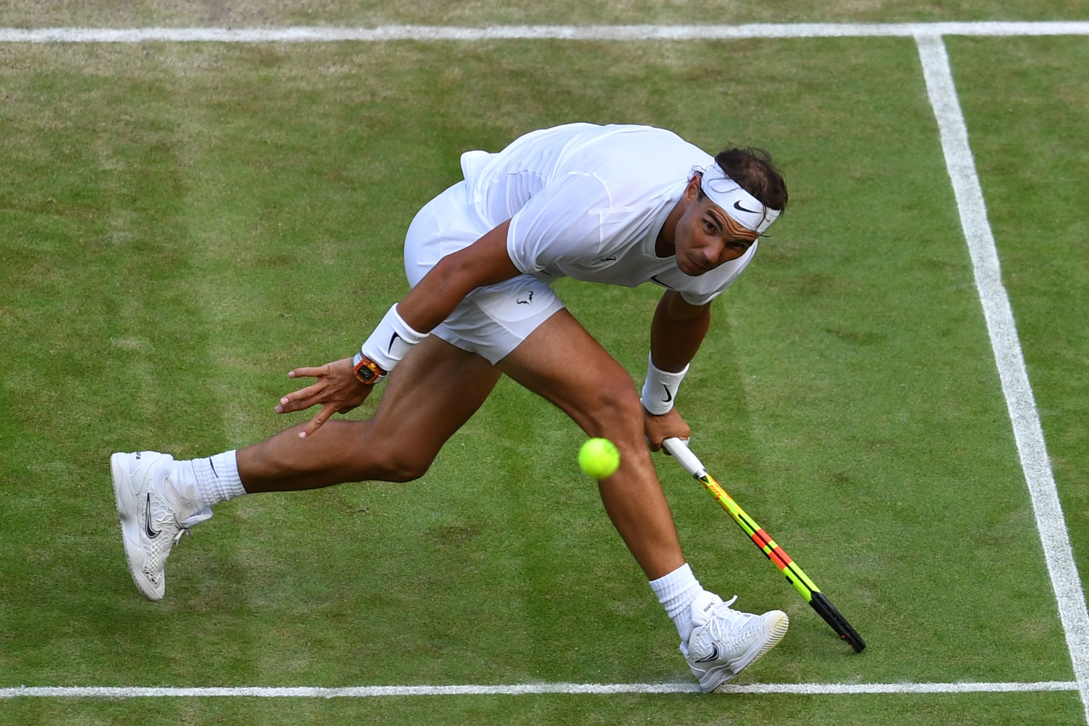 Aksi Rafael Nadal saat berhadapan dengan Sam Querrey di perempat final Wimbledon.  