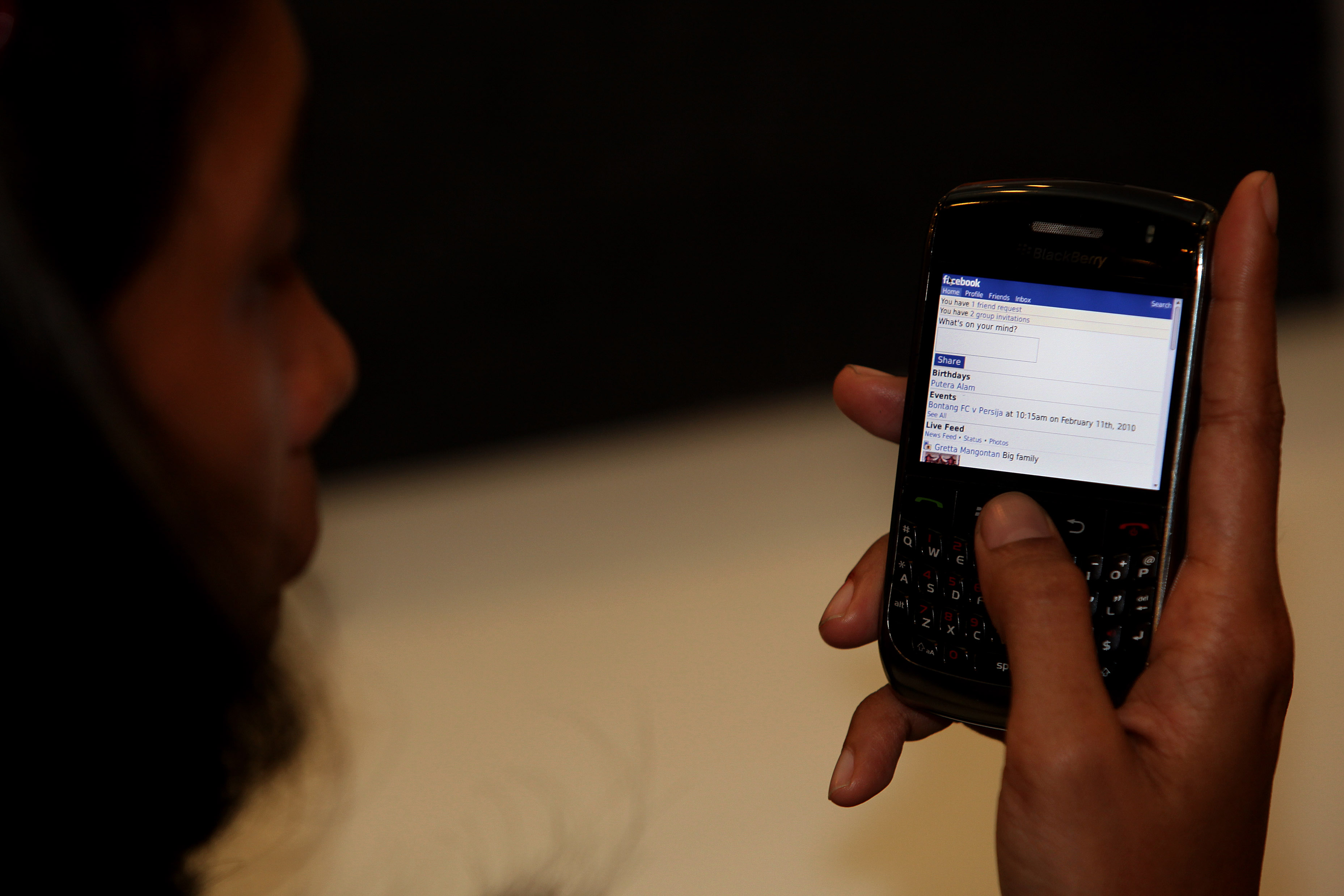 Ilustrasi main telepon genggam.