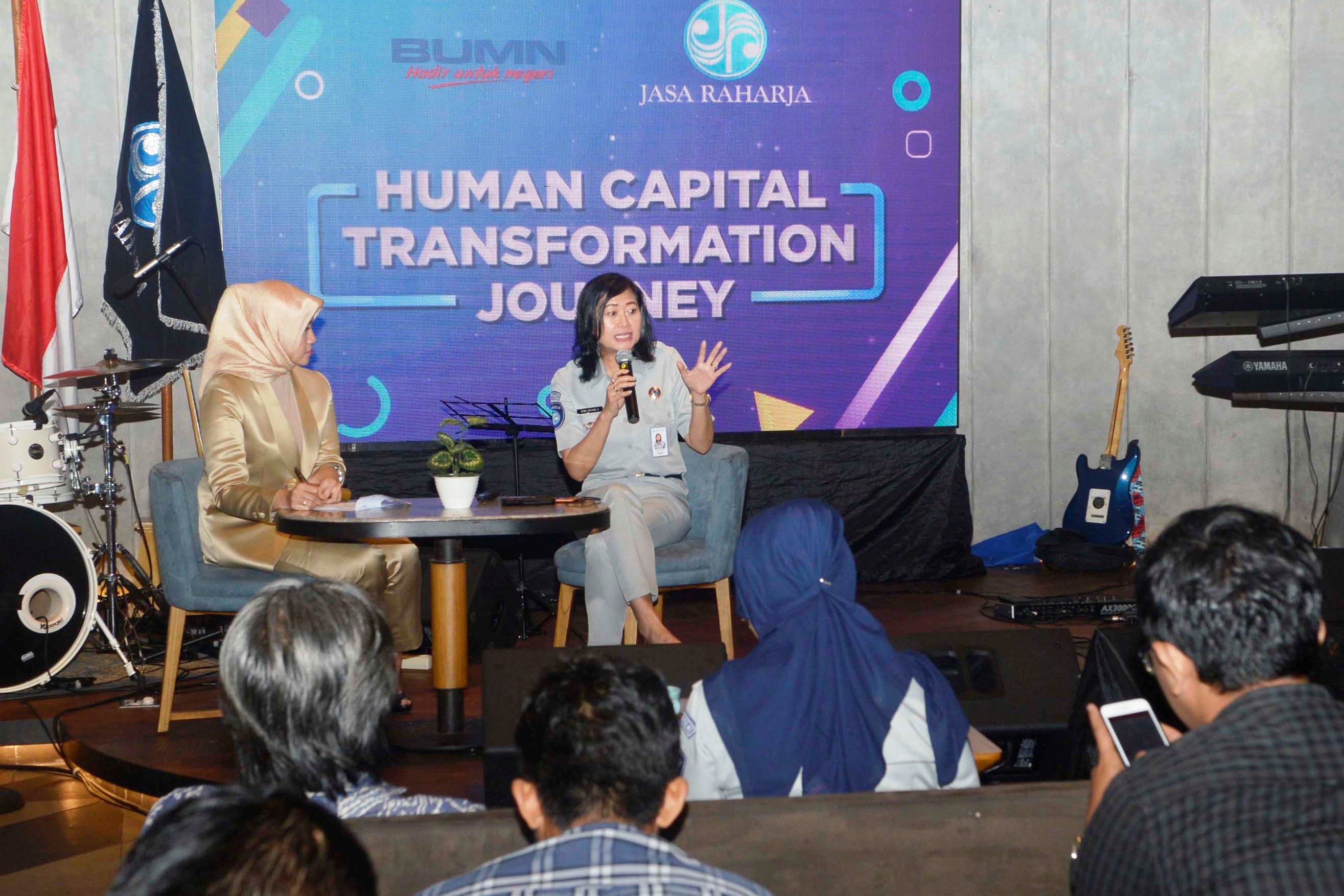 Direktur SDM dan Umum PT Jasa Raharja (Persero)  Dewi Aryani Suzana (kanan) menjadi pembicara pada acara Media Gathering PT Jasa Raharja.