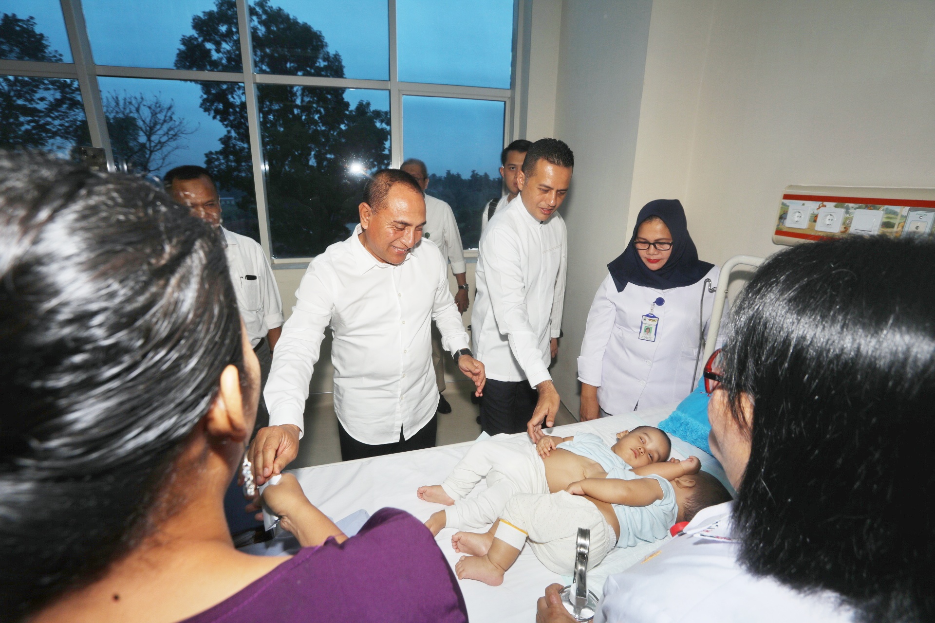 Gubernur Sumut Edy Rahmayadi ditemani Wagub Nusa Rajekshah menjenguk si kembar siam dempet, Adam dan Malik, Minggu (14/7). 