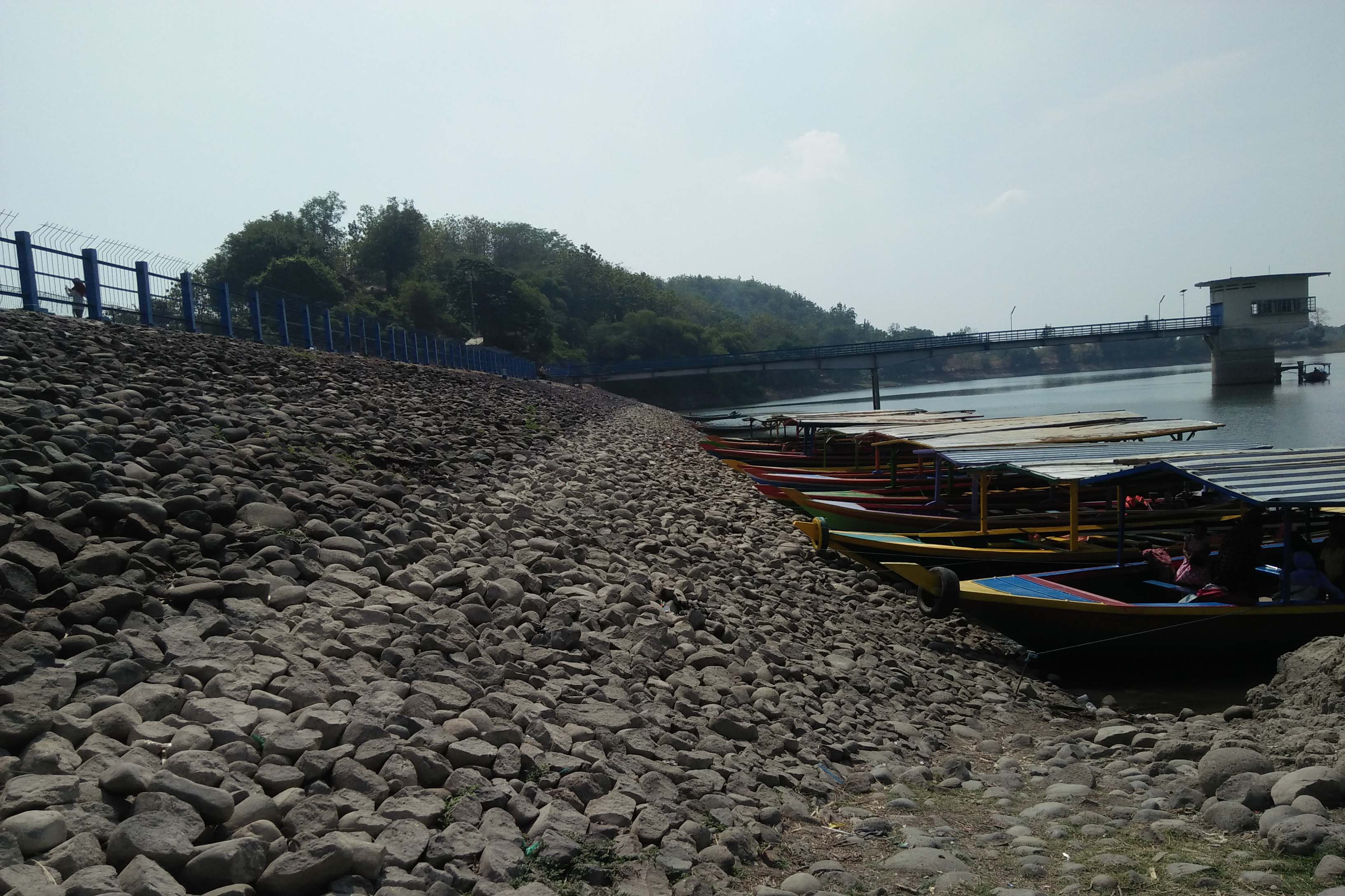 Muka air Waduk Cacaban menurut drastis akibat kekeringan.