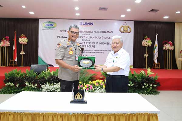 Dirut PT KBN, Sattar Taba (kanan), Asisten Kapolri Bidang Operasi Irjen Pol Martuani Sormin Siregar saat penandatanganan MoU di Jakarta