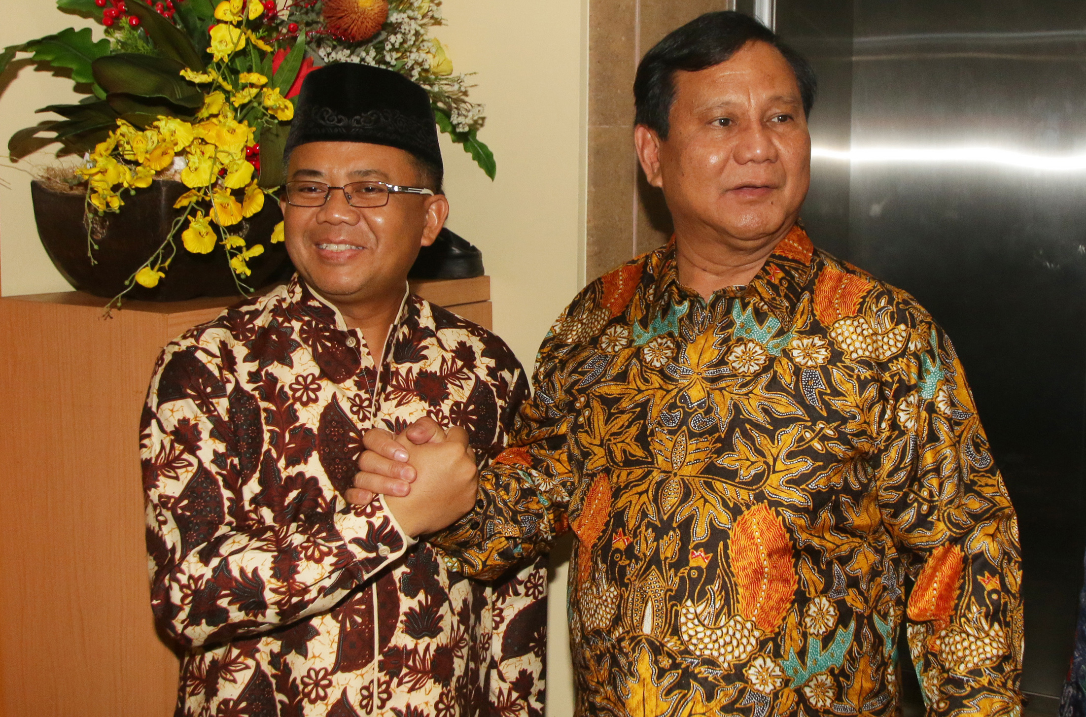 Ketua Umum Partai Gerindra Prabowo Subianto (kanan) berjabat tangan dengan Presiden PKS Sohibul Iman (kiri).