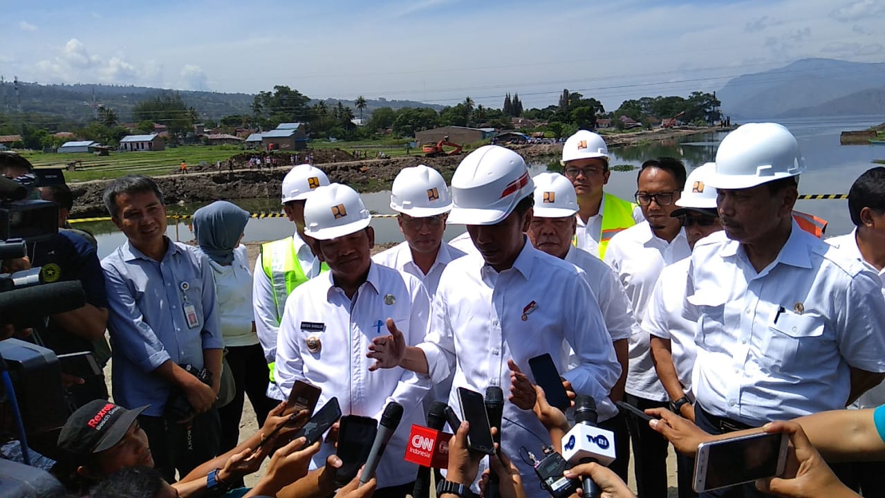 Presiden Jokowi  berbicara kepada pers di Tano Ponggol, Pangururan, Samosir, Sumatra Utara, Rabu (31/7).
