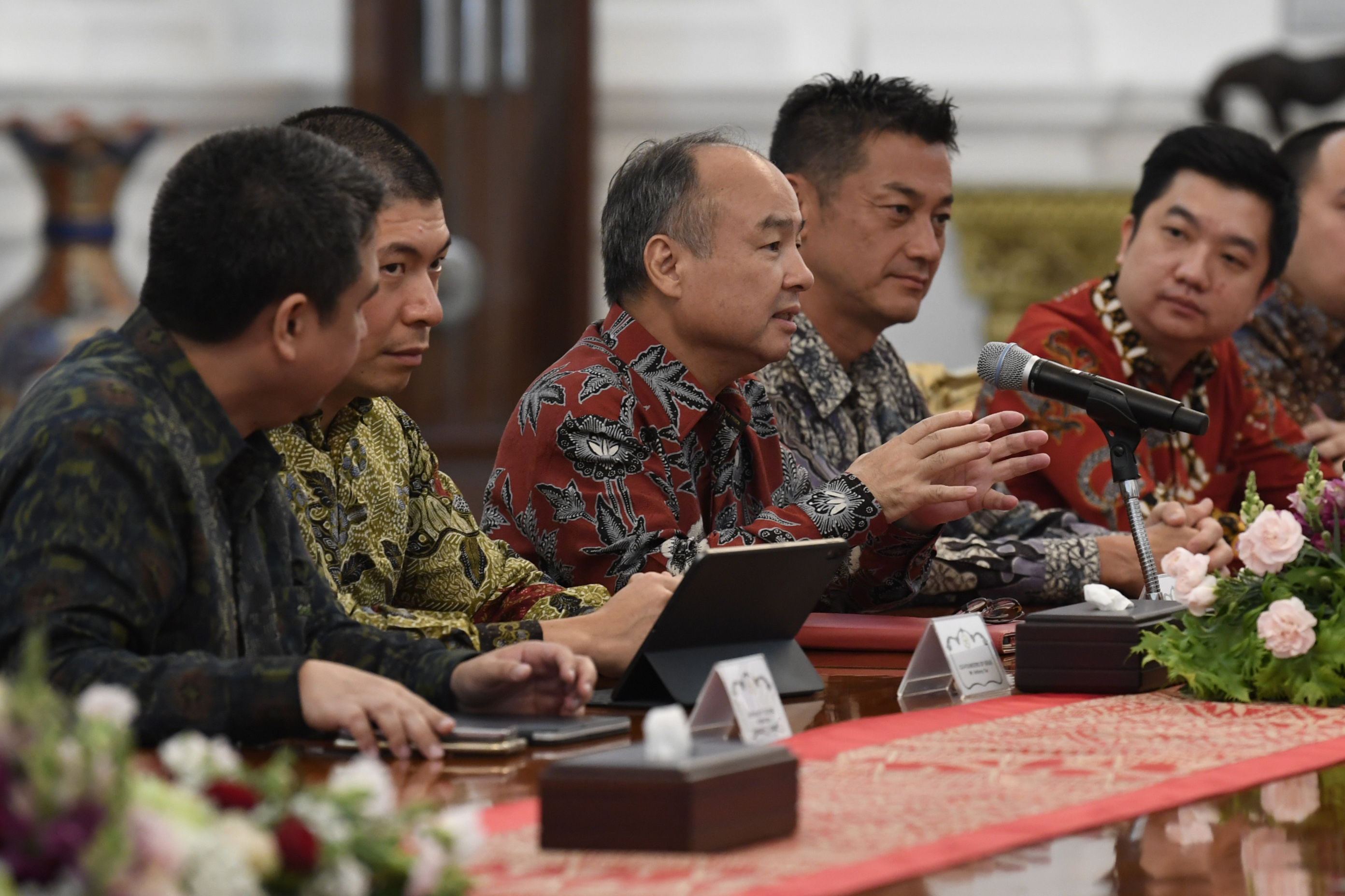 Presiden bertemu Grab-Softbank-Tokopedia di Istana Merdeka, Jakarta, Senin (29/7).