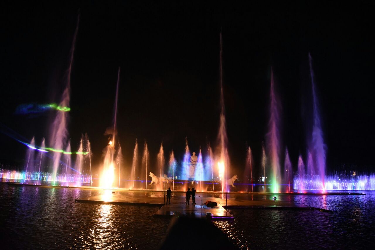 Pertunjukan spektakuler saat peresmian Air Mancur yang menari nari mengikuti irama dan tata cahaya yang indah di Taman Air Mancur Sri Baduga