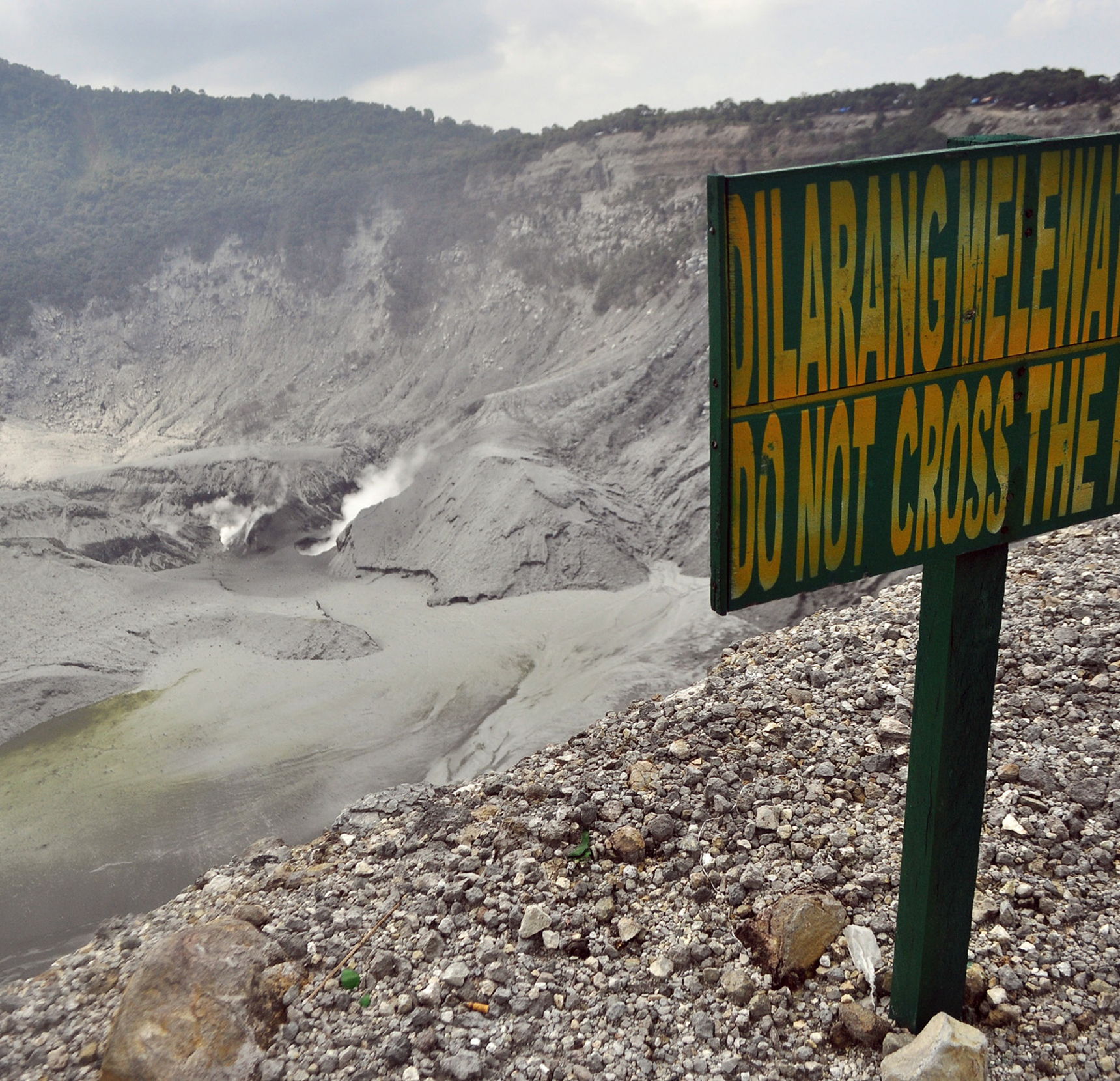 Kawah Ratu di Gunung Tangkuban Parahu saat ini ditutup pascaerupsi pada Jumat (26/7). 
