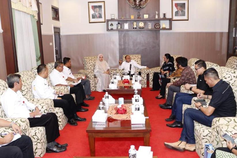 Bupati Sumenep Busro Karim saat menerima kunjungan rombongan Media Group, Rabu (17/7).