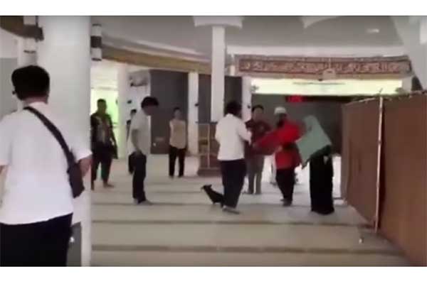 Wanita Pembawa Anjing di Masjid Al Munawarah Sentul City