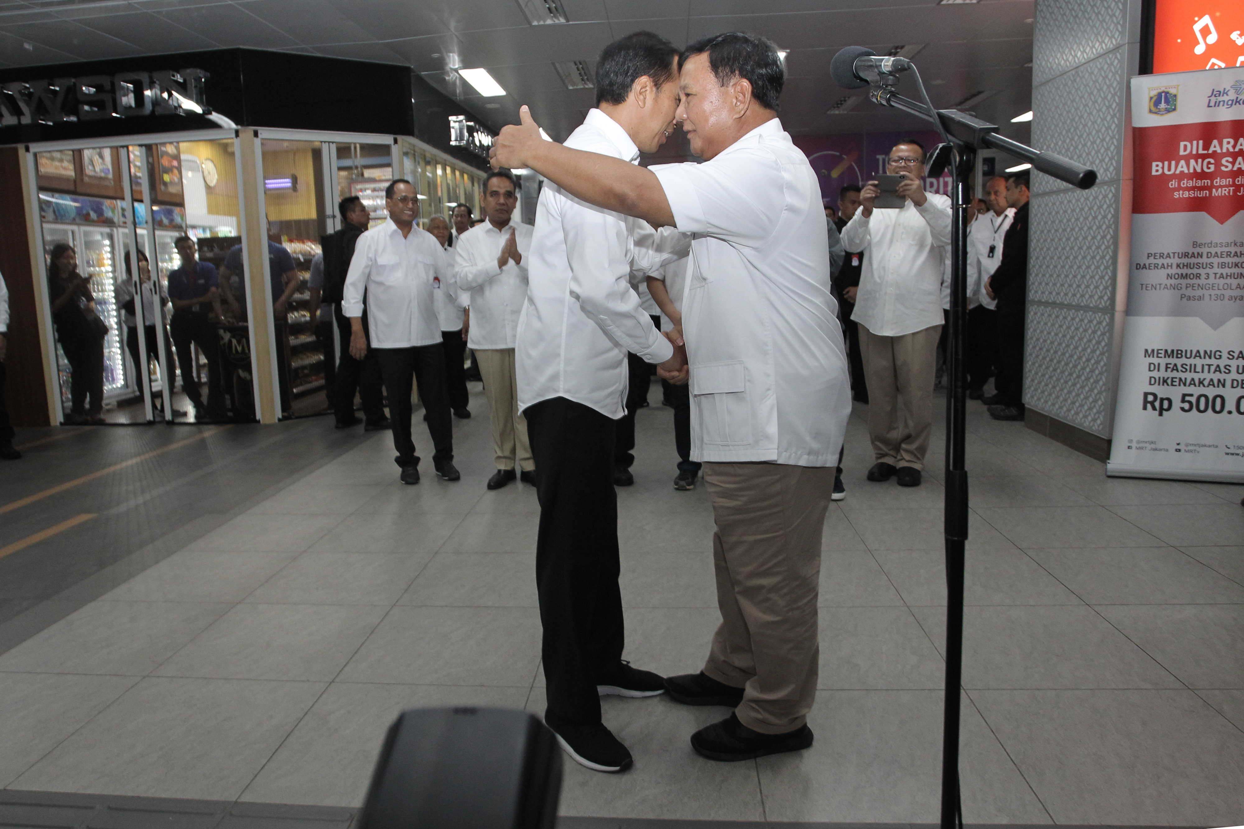 Presiden terpilih 2019-2024 Joko Widodo (kiri) bertemu dengan Prabowo Subianto (kanan)