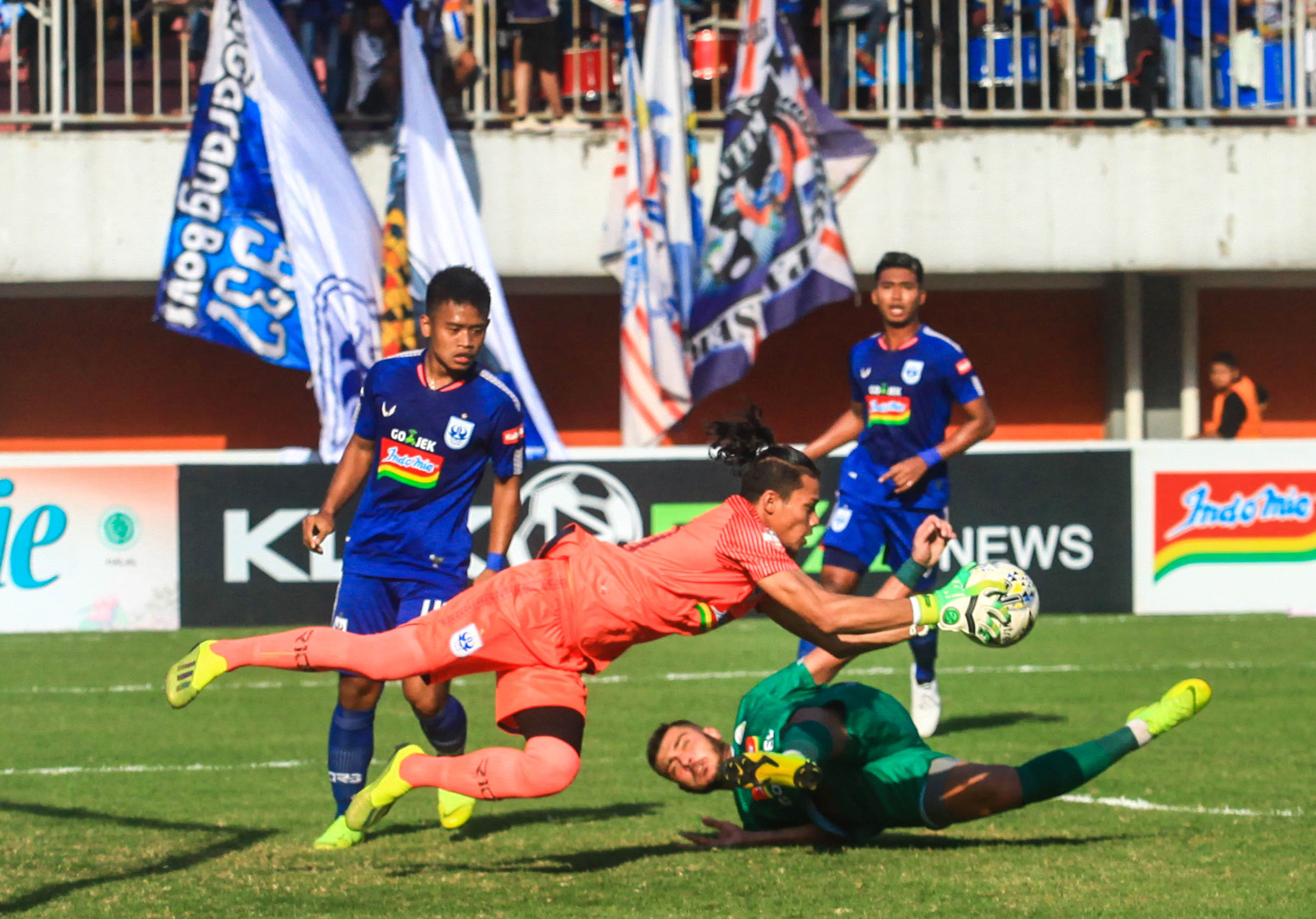 Penjaga gawang tim PSIS Semarang Jandia (kedua kiri) menangkap bola dari serangan pemain PS Sleman Tuharea (kedua kiri) 