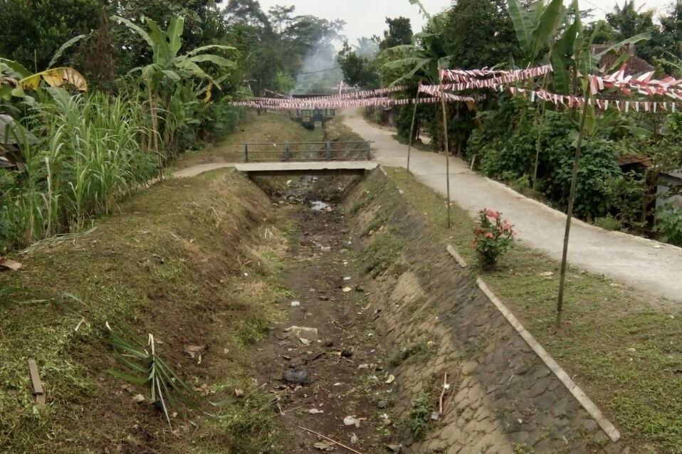 Ilustrasi: Saluran irigasi Cikunteun di Kota Tasikmalaya mengering, beberapa waktu lalu.