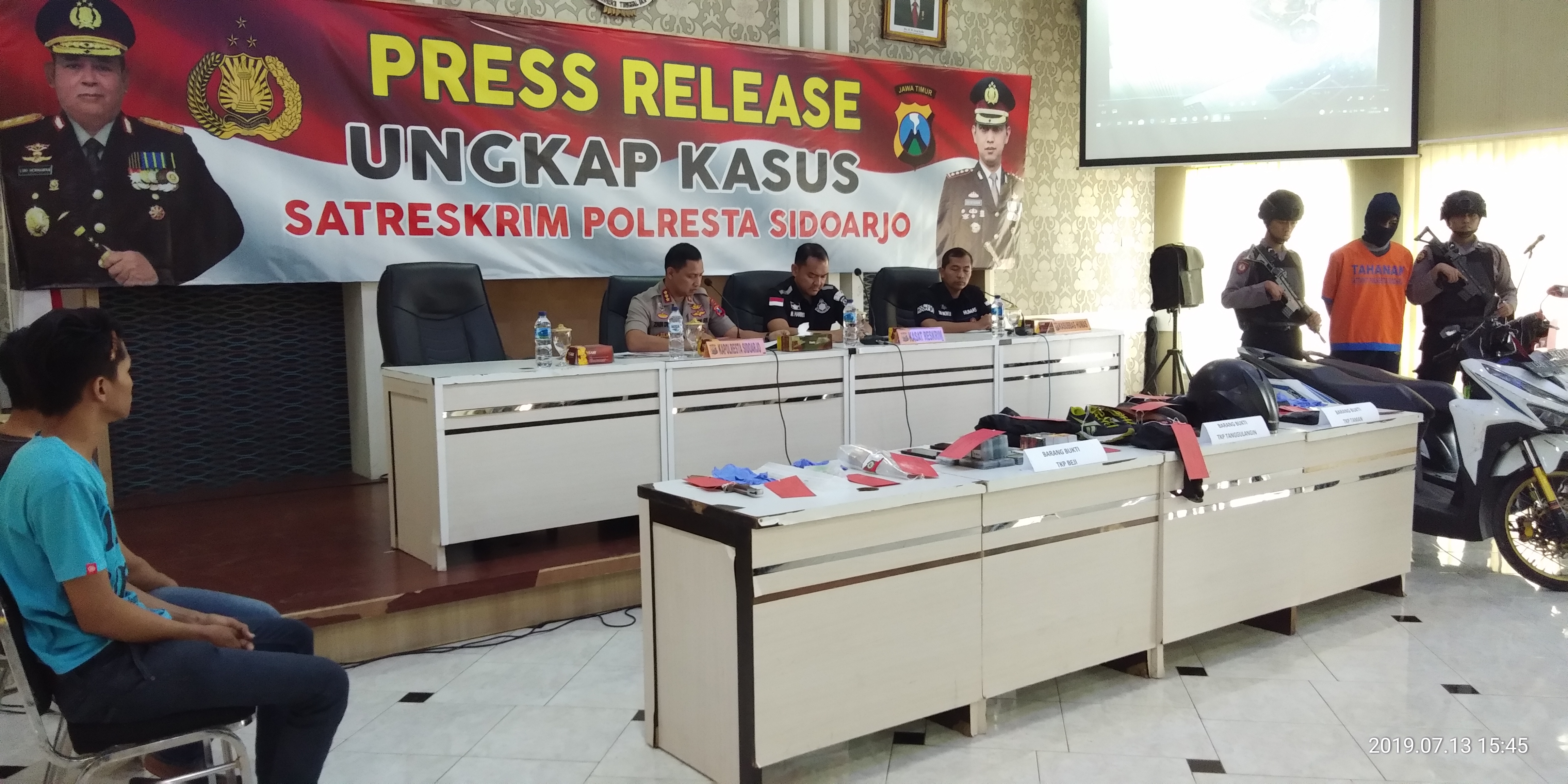 Kapolresta Sidoarjo Kombes Zain Dwi Nugroho saat pengungkapan kasus perampokan tiga mini market di Polres Sidoarjo, Minggu (14/7). 
