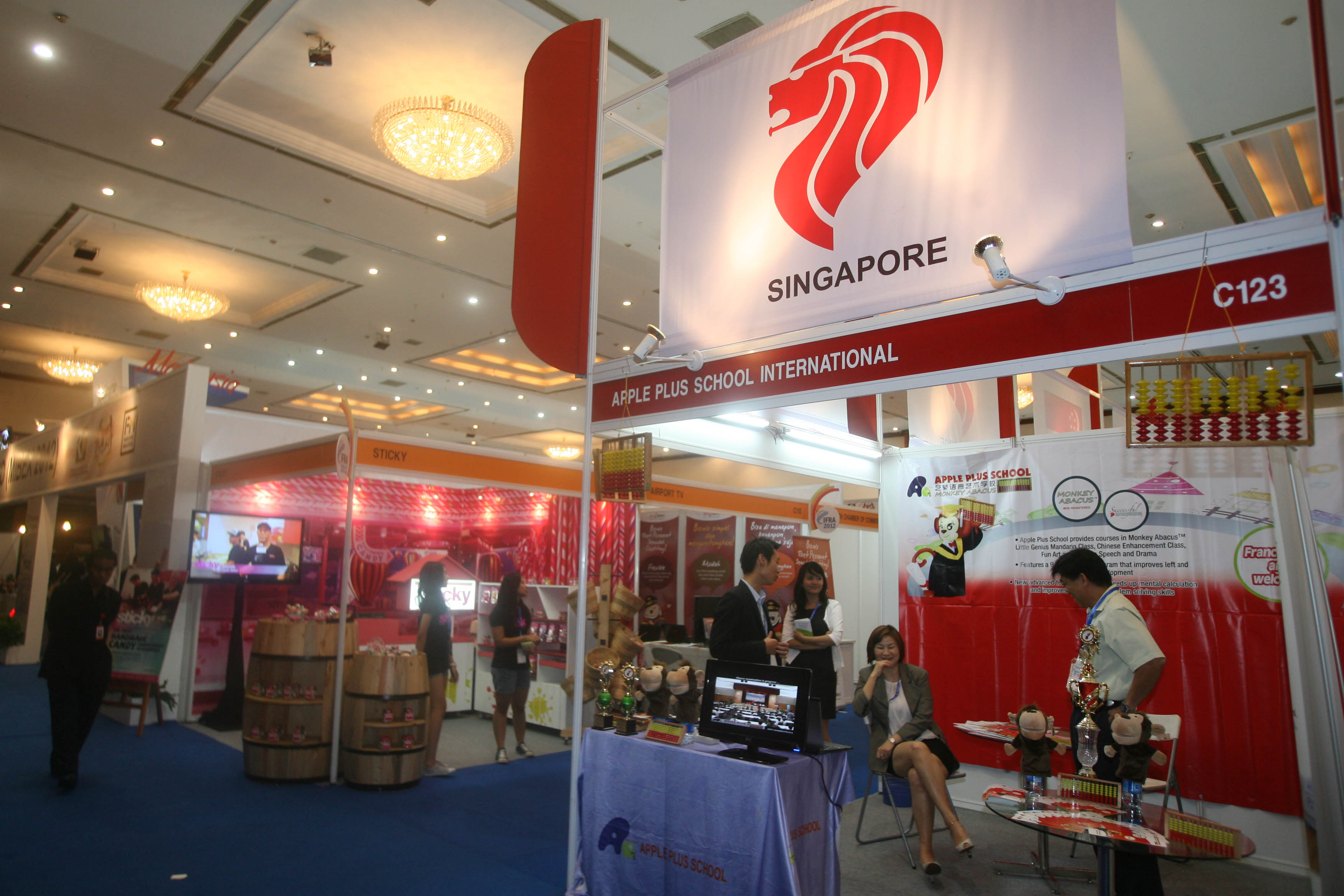 Beberapa pengunjung memadati stan dalam pameran Internasional Franchise License & Business Concept Expo 
