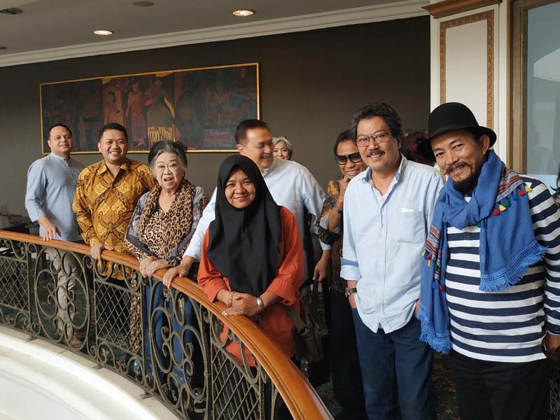 Seniman Indonesia yang akan berpameran di Hongaria berfoto bersama dengan Dubes RI untuk Hongaria, Dimas Wahab.