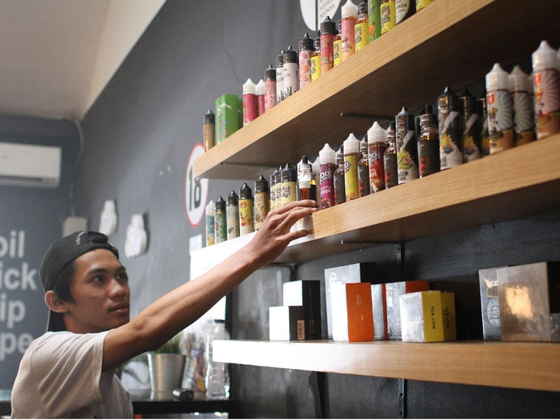 Pekerja menata botol berisi cairan rokok elektrik (vape) di Jakarta,.