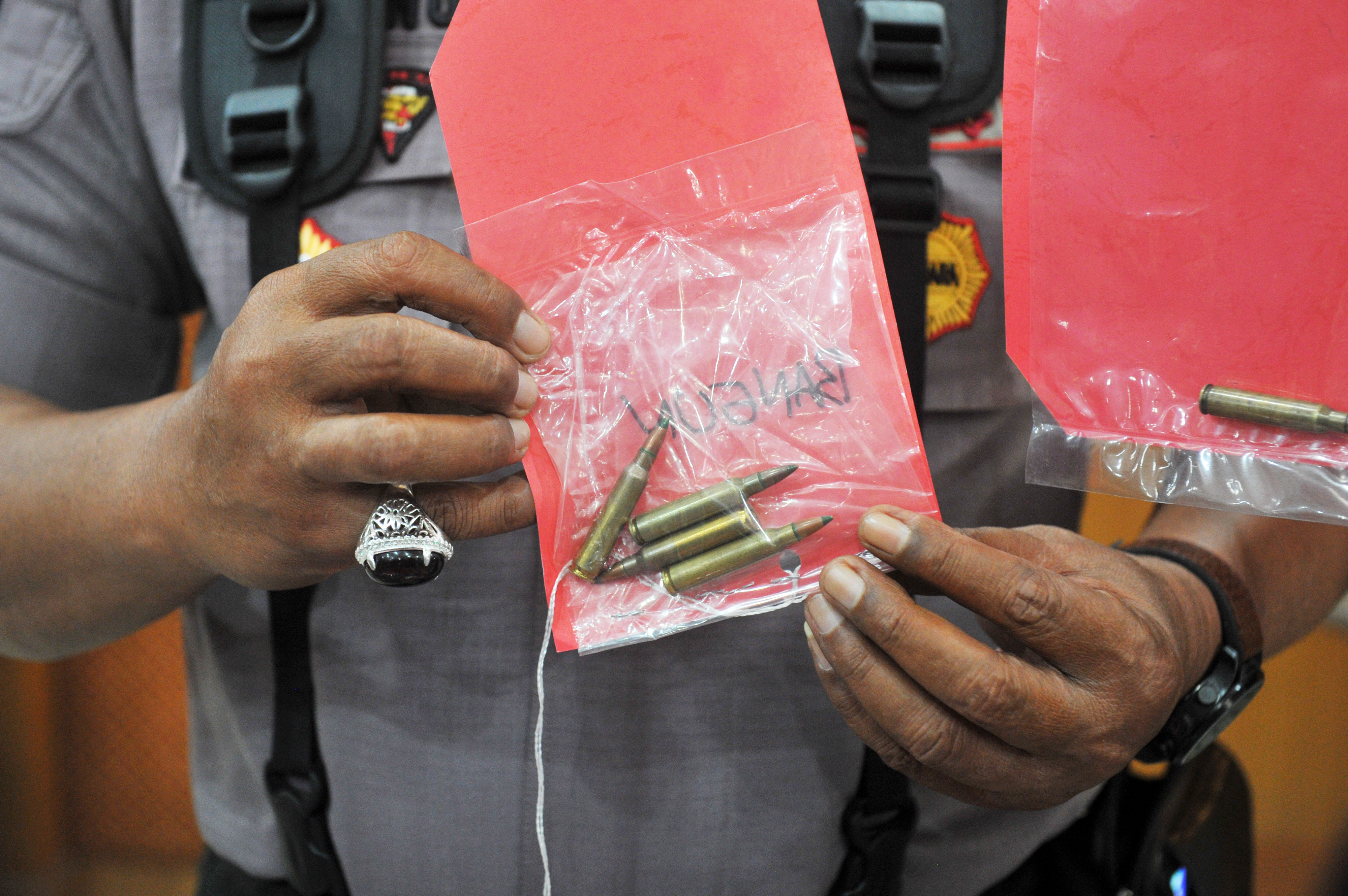  Petugas menunjukkan barang bukti beberapa butir peluru saat rilis kasus tindak pidana penghadangan, perusakan, dan penganiayaan di Mapolda 