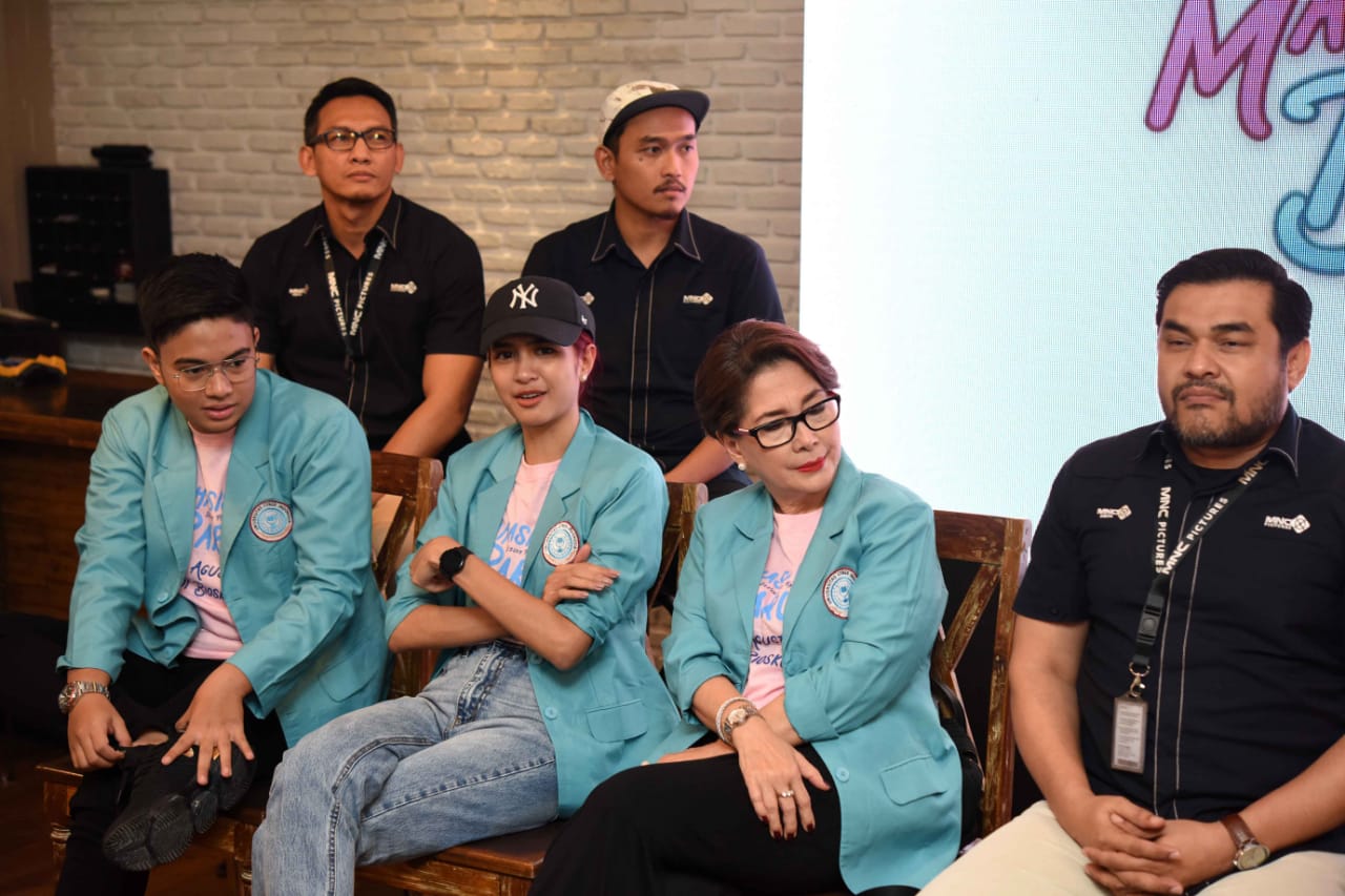 Para pemain film Mahasiswi Baru