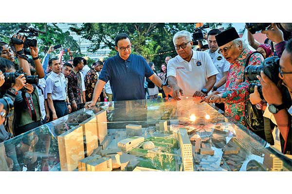 Gubernur DKI Jakarta Anies Baswedan (kiri) bersama Dirut PT Jakarta Propertindo (Jakpro) Dwi Wahyu Daryoto (tengah) dan budayawan Salim Said