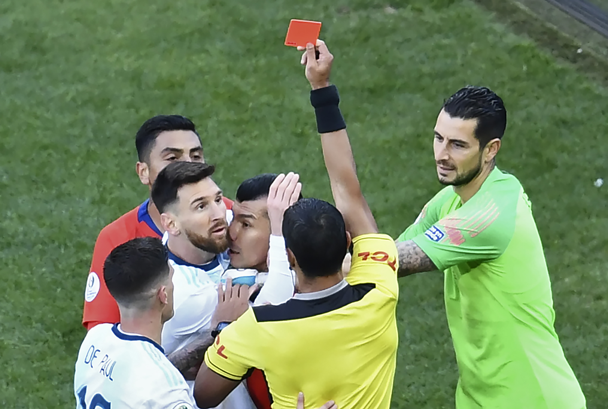 Wasit Paraguay Mario Diaz de Vivar menunjukkan kartu merah kepada pemain Argentina Lionel Messi dan pemain Chile Gary Medel 