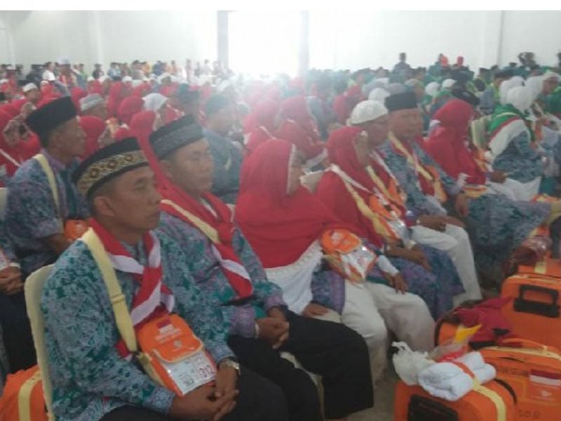 Ratusan Jemaah calon haji (JCH) kelompok terbang pertama Embarkasi Medan tahun 2019, yang berangkat haji ke tanah suci Mekkah.