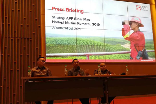 Program Desa Makmur Peduli Api (DMPA) memberikan edukasi pada masyarakat untuk tidak melakukan pembukaan lahan dengan cara dibakar.